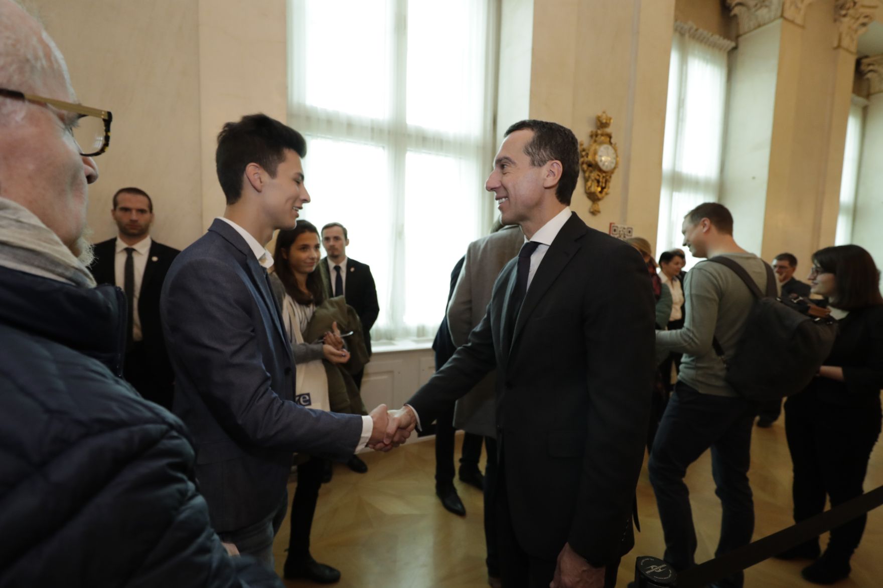 Am 26. Oktober 2016 empfing Bundeskanzler Christian Kern im Rahmen des Nationalfeiertages Besucherinnen und Besucher im Bundeskanzleramt.