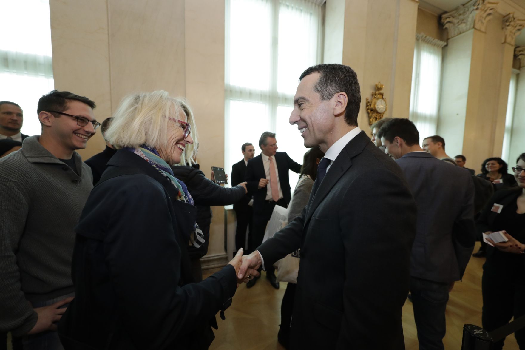 Am 26. Oktober 2016 empfing Bundeskanzler Christian Kern im Rahmen des Nationalfeiertages Besucherinnen und Besucher im Bundeskanzleramt.