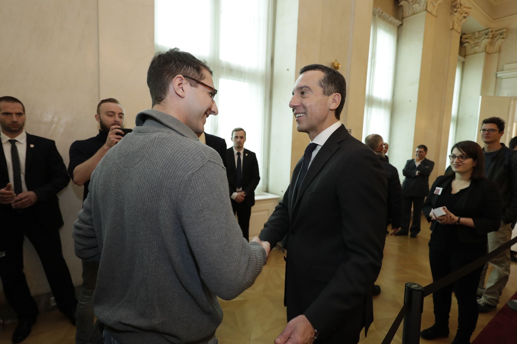 Am 26. Oktober 2016 empfing Bundeskanzler Christian Kern im Rahmen des Nationalfeiertages Besucherinnen und Besucher im Bundeskanzleramt.