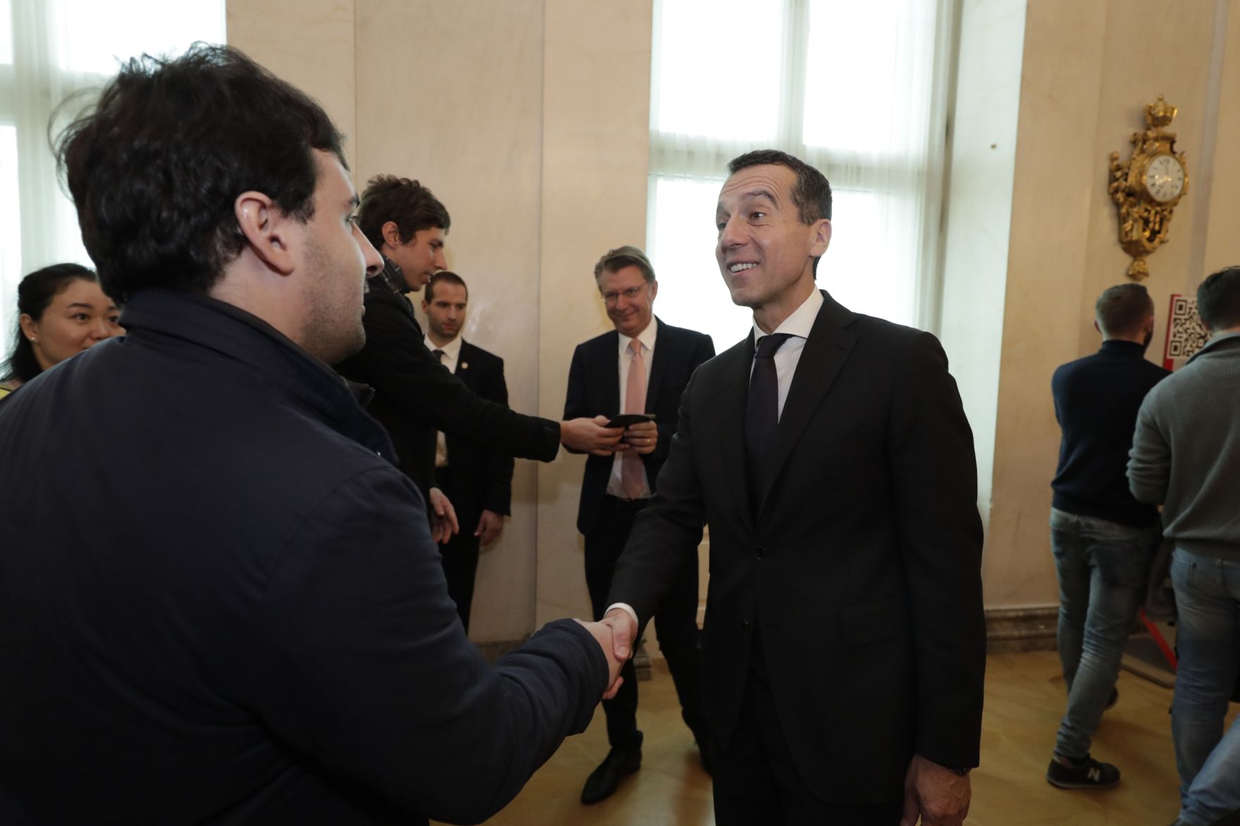 Am 26. Oktober 2016 empfing Bundeskanzler Christian Kern im Rahmen des Nationalfeiertages Besucherinnen und Besucher im Bundeskanzleramt.