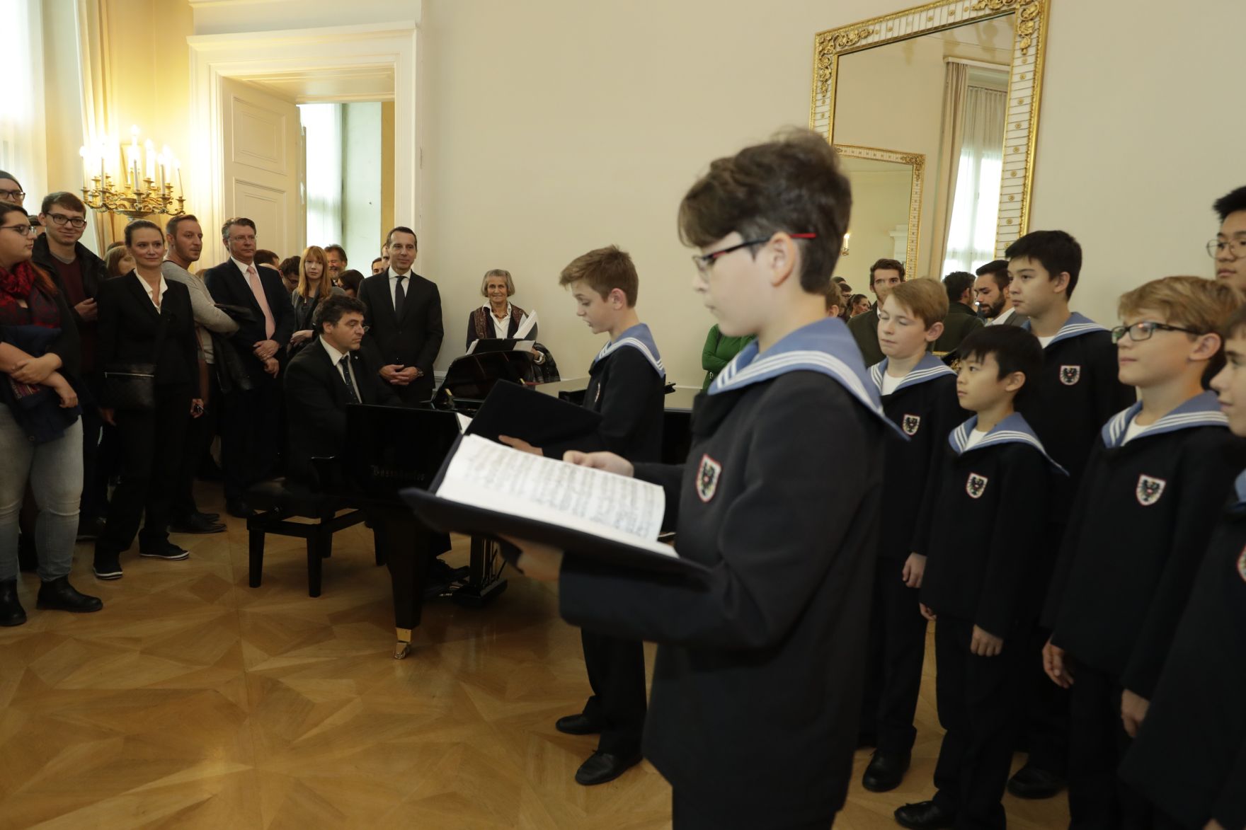 Am 26. Oktober 2016 empfing Bundeskanzler Christian Kern im Rahmen des Nationalfeiertages Besucherinnen und Besucher im Bundeskanzleramt.