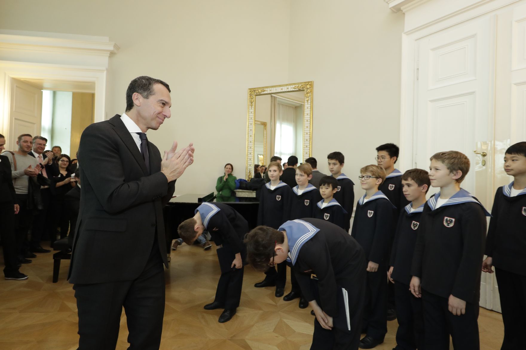 Am 26. Oktober 2016 empfing Bundeskanzler Christian Kern im Rahmen des Nationalfeiertages Besucherinnen und Besucher im Bundeskanzleramt.