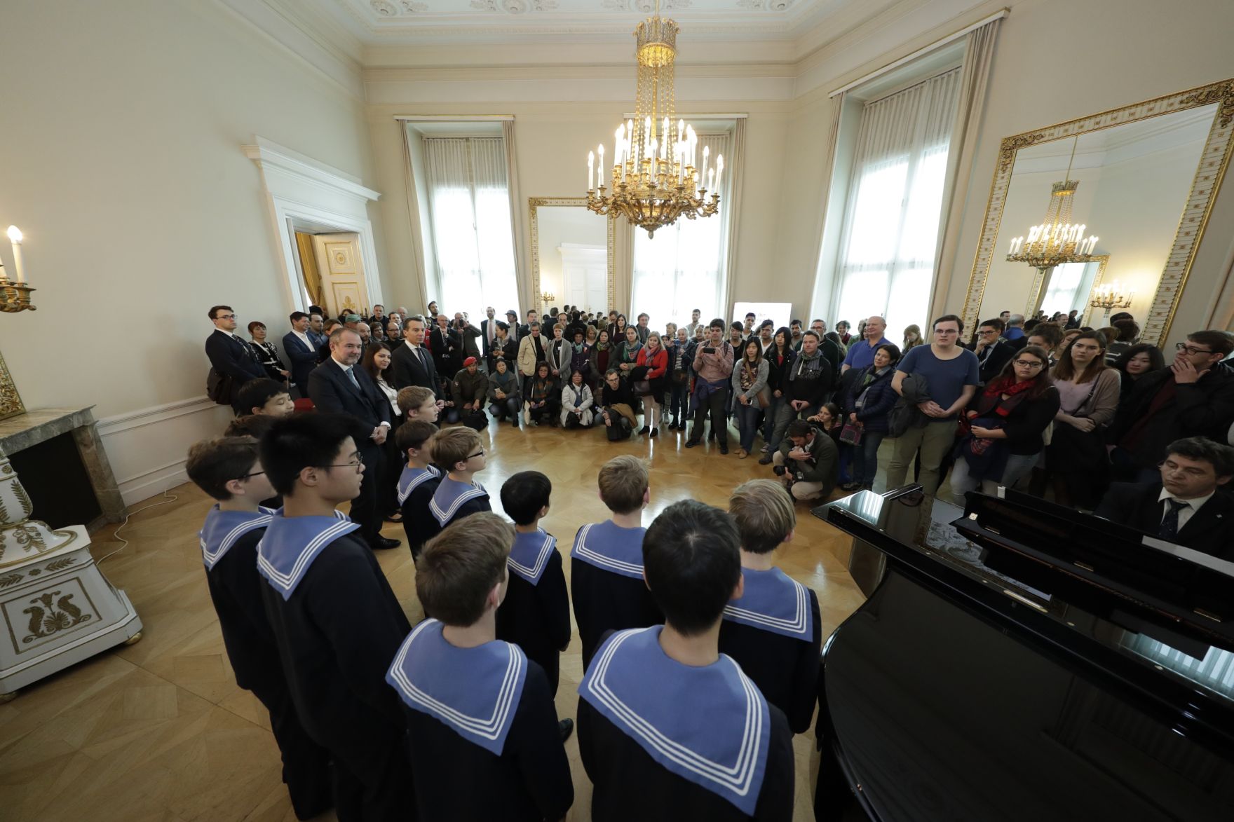 Am 26. Oktober 2016 empfing Bundeskanzler Christian Kern im Rahmen des Nationalfeiertages Besucherinnen und Besucher im Bundeskanzleramt.
