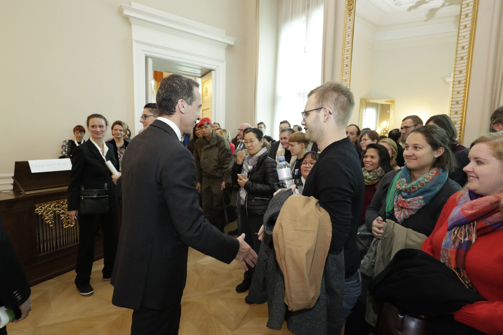 Am 26. Oktober 2016 empfing Bundeskanzler Christian Kern im Rahmen des Nationalfeiertages Besucherinnen und Besucher im Bundeskanzleramt.
