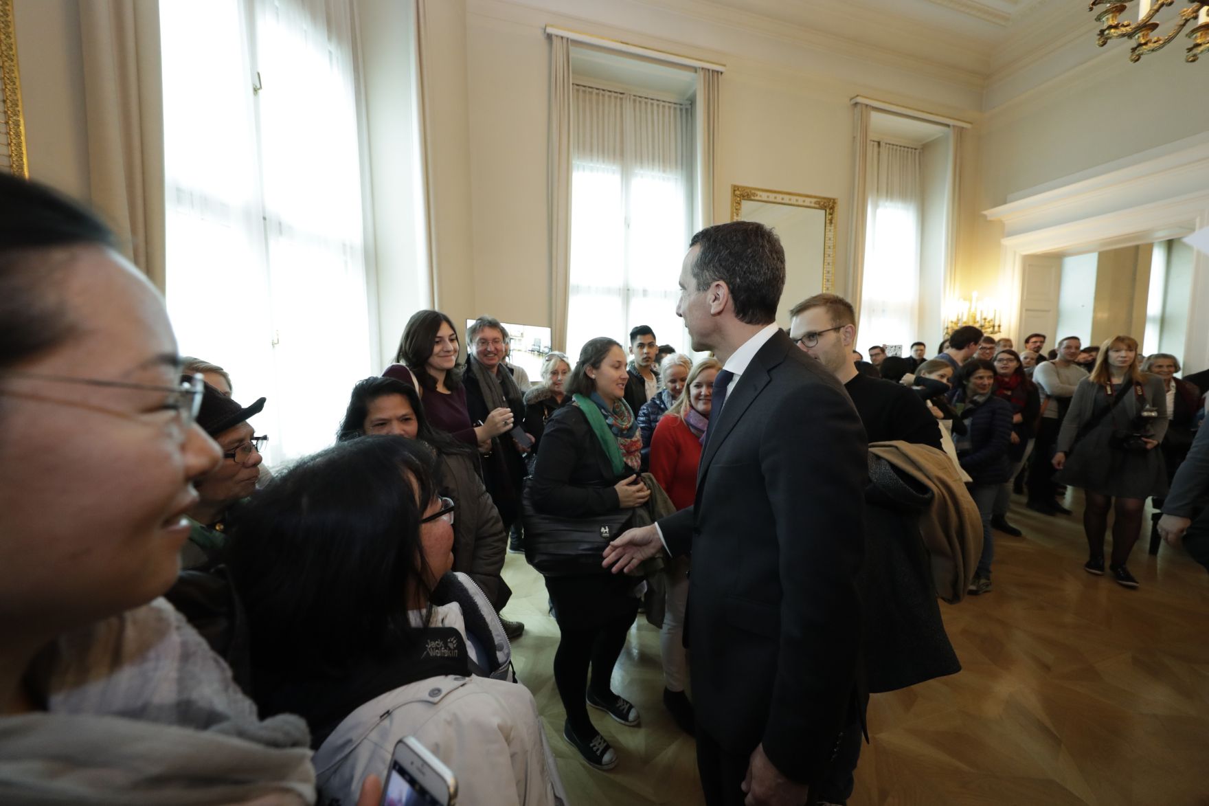 Am 26. Oktober 2016 empfing Bundeskanzler Christian Kern im Rahmen des Nationalfeiertages Besucherinnen und Besucher im Bundeskanzleramt.