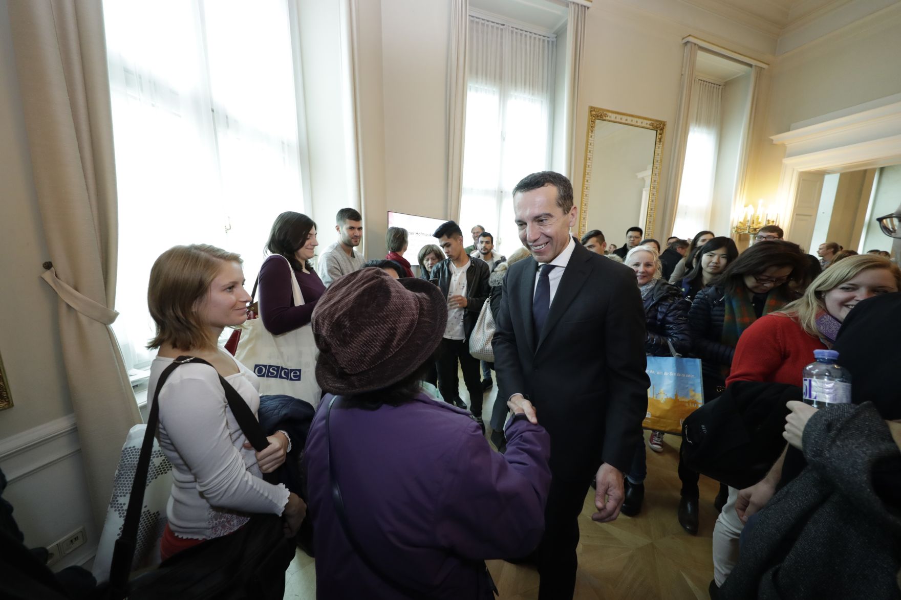 Am 26. Oktober 2016 empfing Bundeskanzler Christian Kern im Rahmen des Nationalfeiertages Besucherinnen und Besucher im Bundeskanzleramt.