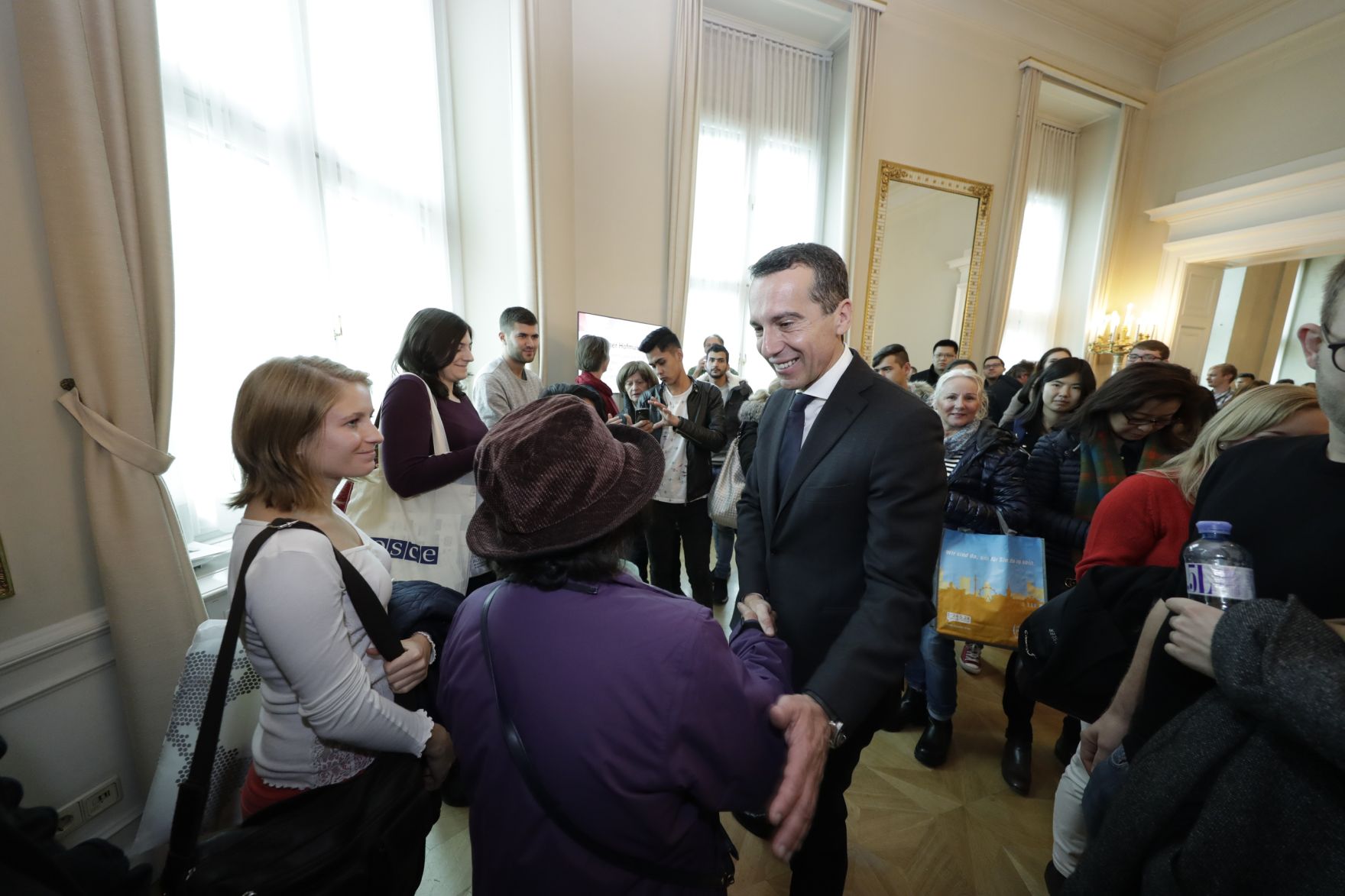 Am 26. Oktober 2016 empfing Bundeskanzler Christian Kern im Rahmen des Nationalfeiertages Besucherinnen und Besucher im Bundeskanzleramt.