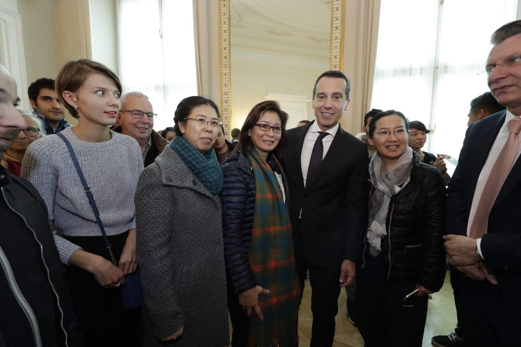 Am 26. Oktober 2016 empfing Bundeskanzler Christian Kern im Rahmen des Nationalfeiertages Besucherinnen und Besucher im Bundeskanzleramt.