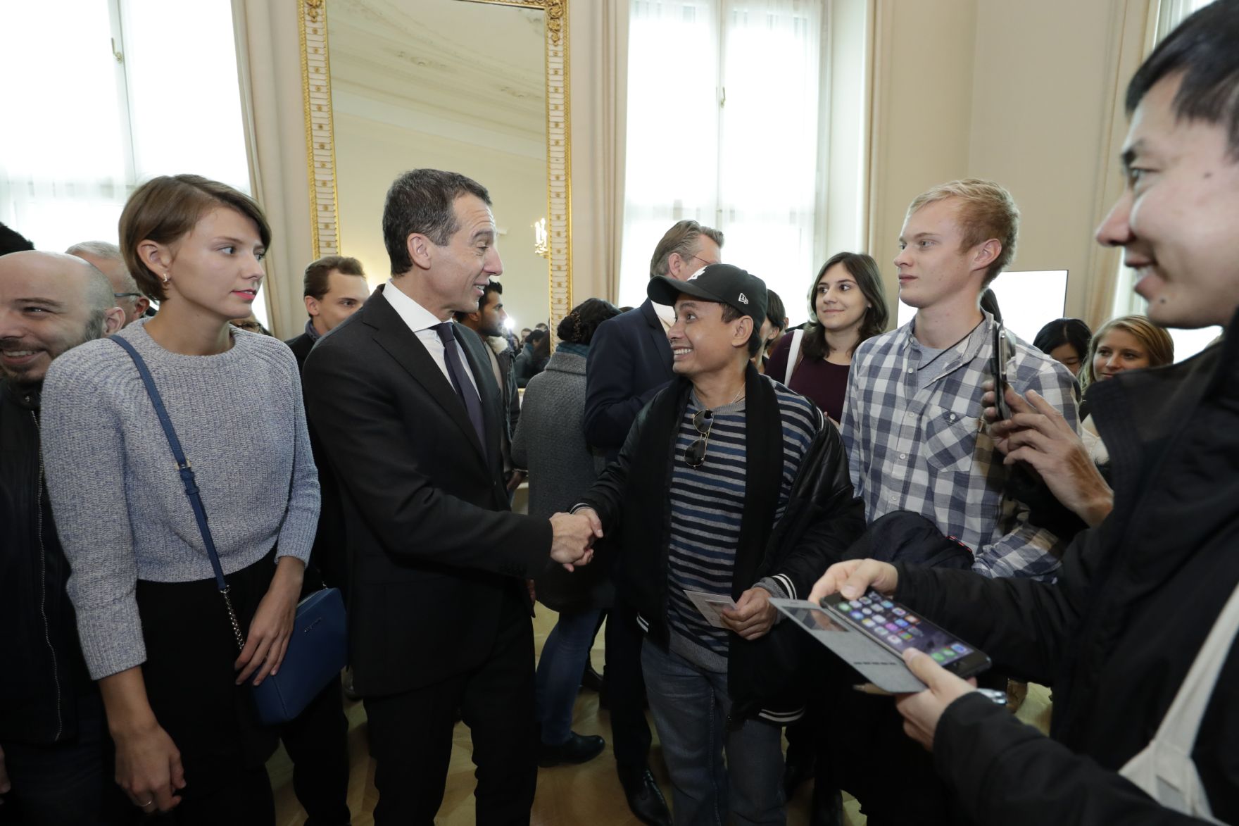 Am 26. Oktober 2016 empfing Bundeskanzler Christian Kern im Rahmen des Nationalfeiertages Besucherinnen und Besucher im Bundeskanzleramt.