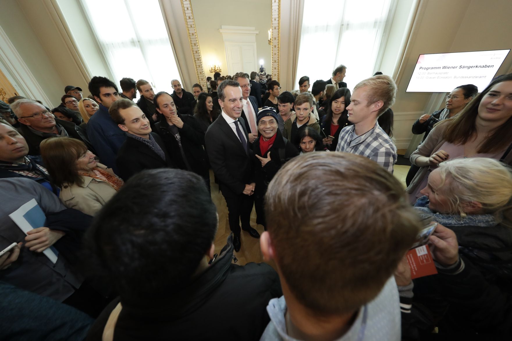 Am 26. Oktober 2016 empfing Bundeskanzler Christian Kern im Rahmen des Nationalfeiertages Besucherinnen und Besucher im Bundeskanzleramt.