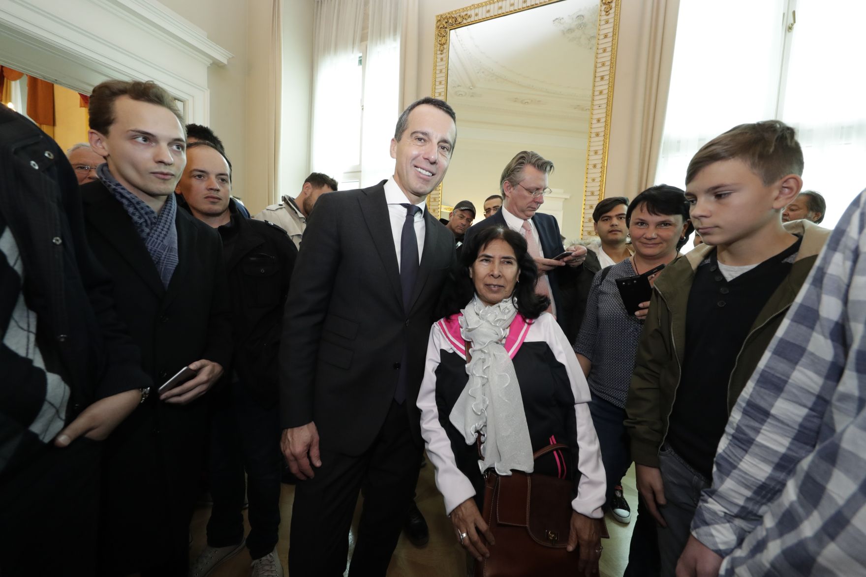 Am 26. Oktober 2016 empfing Bundeskanzler Christian Kern im Rahmen des Nationalfeiertages Besucherinnen und Besucher im Bundeskanzleramt.