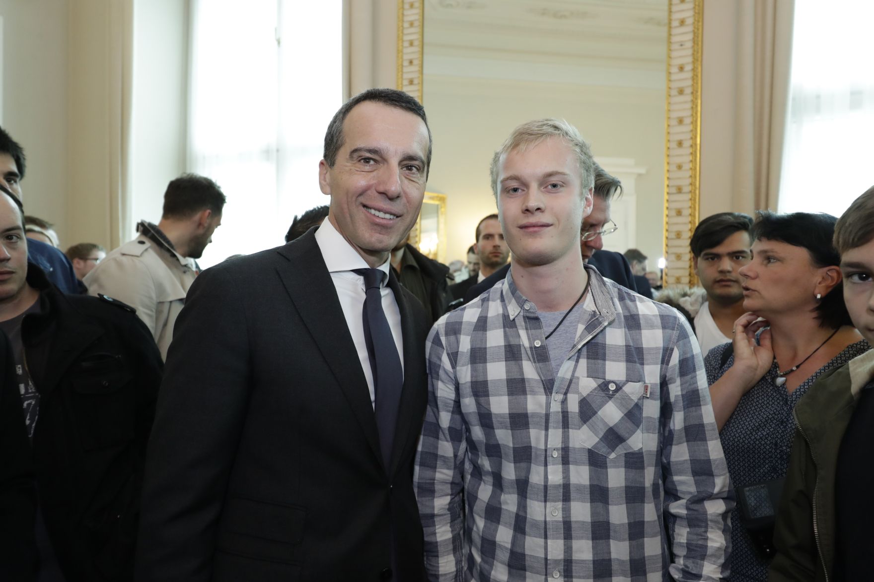 Am 26. Oktober 2016 empfing Bundeskanzler Christian Kern im Rahmen des Nationalfeiertages Besucherinnen und Besucher im Bundeskanzleramt.