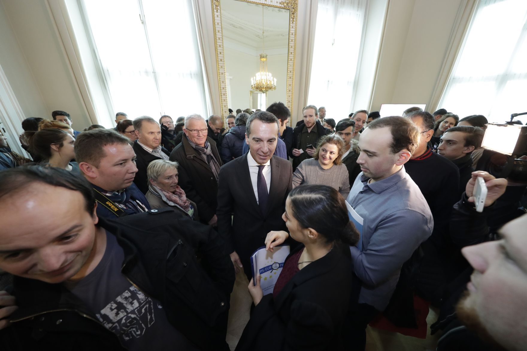 Am 26. Oktober 2016 empfing Bundeskanzler Christian Kern im Rahmen des Nationalfeiertages Besucherinnen und Besucher im Bundeskanzleramt.
