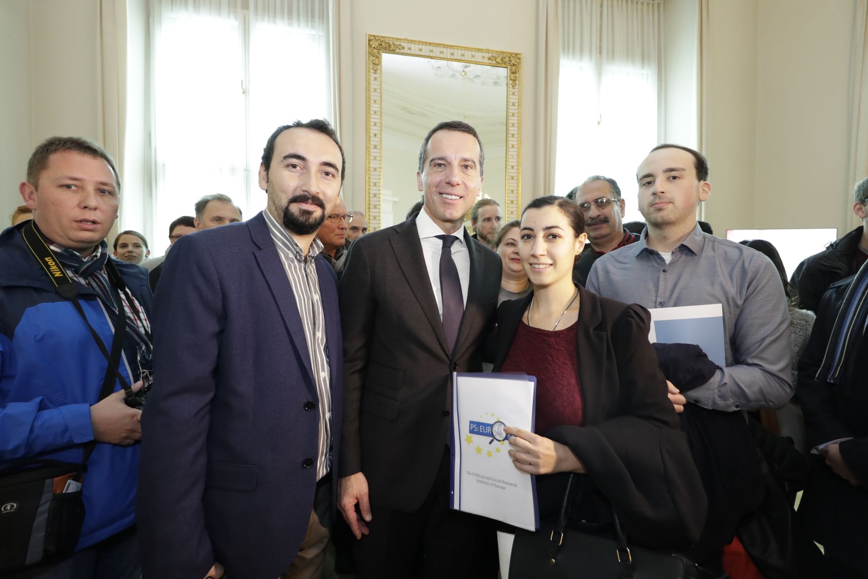 Am 26. Oktober 2016 empfing Bundeskanzler Christian Kern im Rahmen des Nationalfeiertages Besucherinnen und Besucher im Bundeskanzleramt.