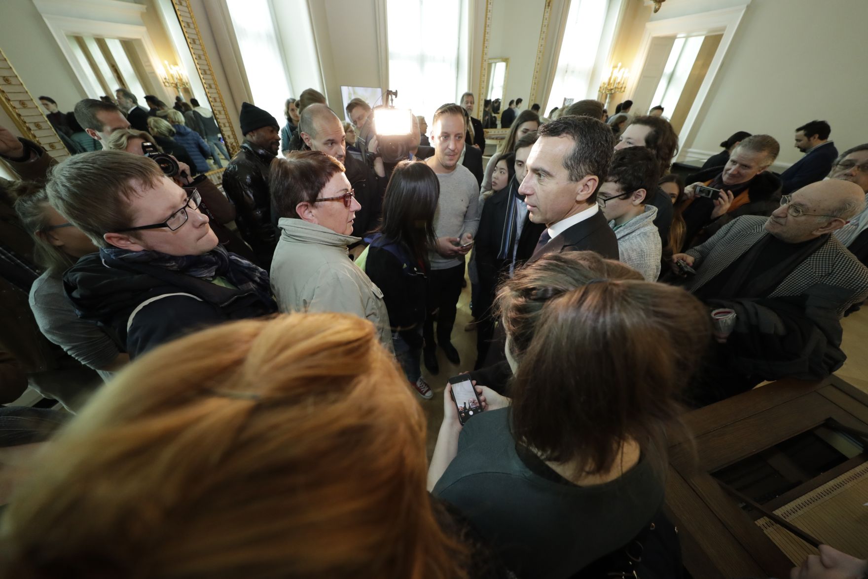 Am 26. Oktober 2016 empfing Bundeskanzler Christian Kern im Rahmen des Nationalfeiertages Besucherinnen und Besucher im Bundeskanzleramt.