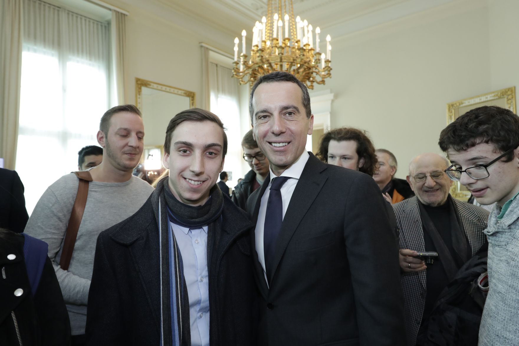 Am 26. Oktober 2016 empfing Bundeskanzler Christian Kern im Rahmen des Nationalfeiertages Besucherinnen und Besucher im Bundeskanzleramt.