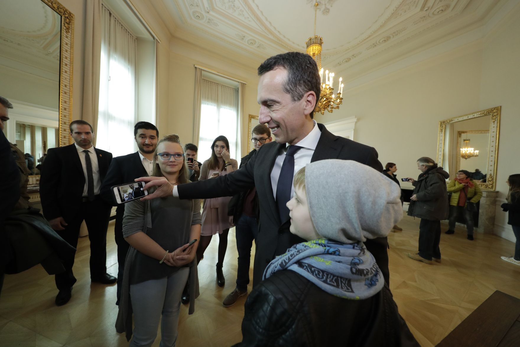 Am 26. Oktober 2016 empfing Bundeskanzler Christian Kern im Rahmen des Nationalfeiertages Besucherinnen und Besucher im Bundeskanzleramt.