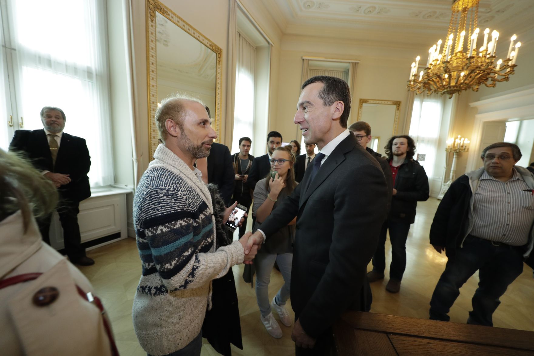 Am 26. Oktober 2016 empfing Bundeskanzler Christian Kern im Rahmen des Nationalfeiertages Besucherinnen und Besucher im Bundeskanzleramt.