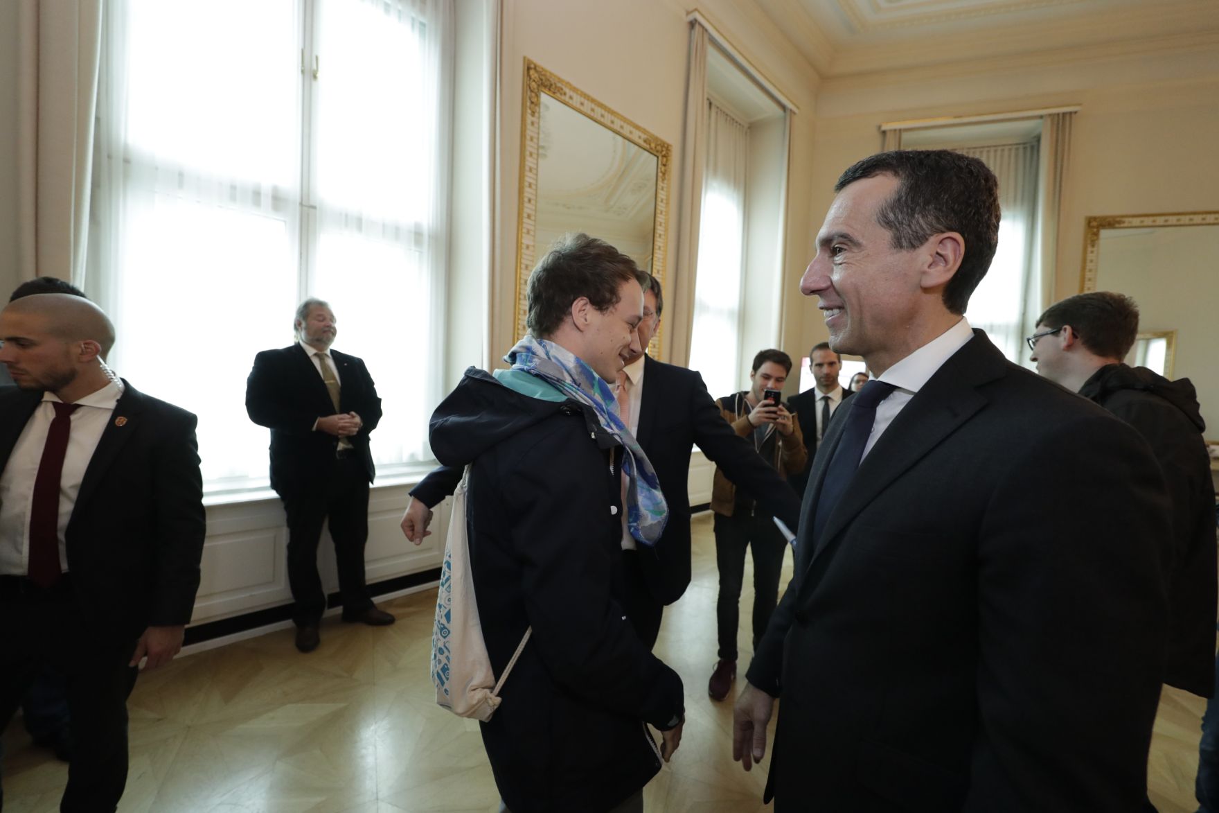 Am 26. Oktober 2016 empfing Bundeskanzler Christian Kern im Rahmen des Nationalfeiertages Besucherinnen und Besucher im Bundeskanzleramt.