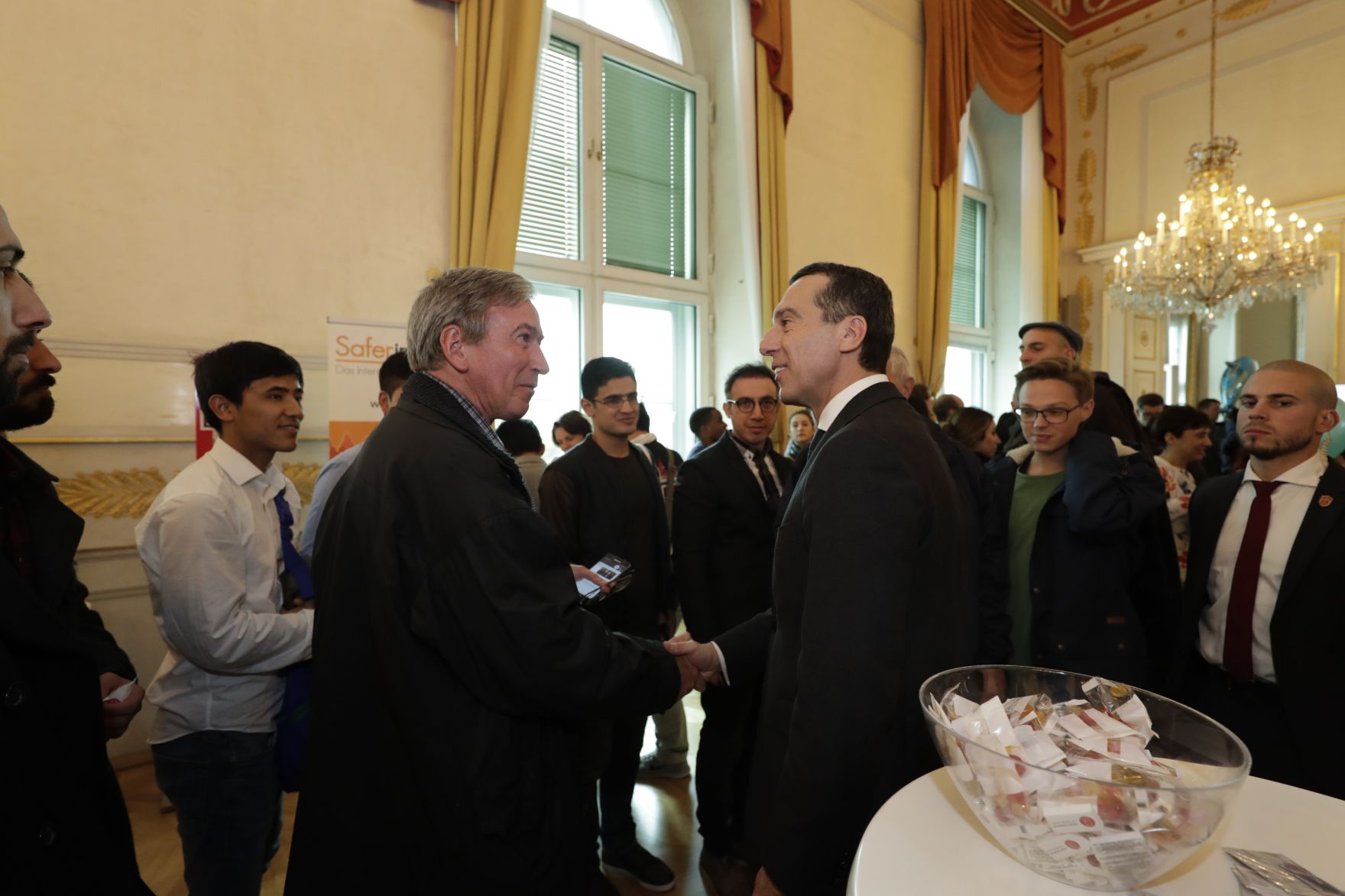 Am 26. Oktober 2016 empfing Bundeskanzler Christian Kern im Rahmen des Nationalfeiertages Besucherinnen und Besucher im Bundeskanzleramt.