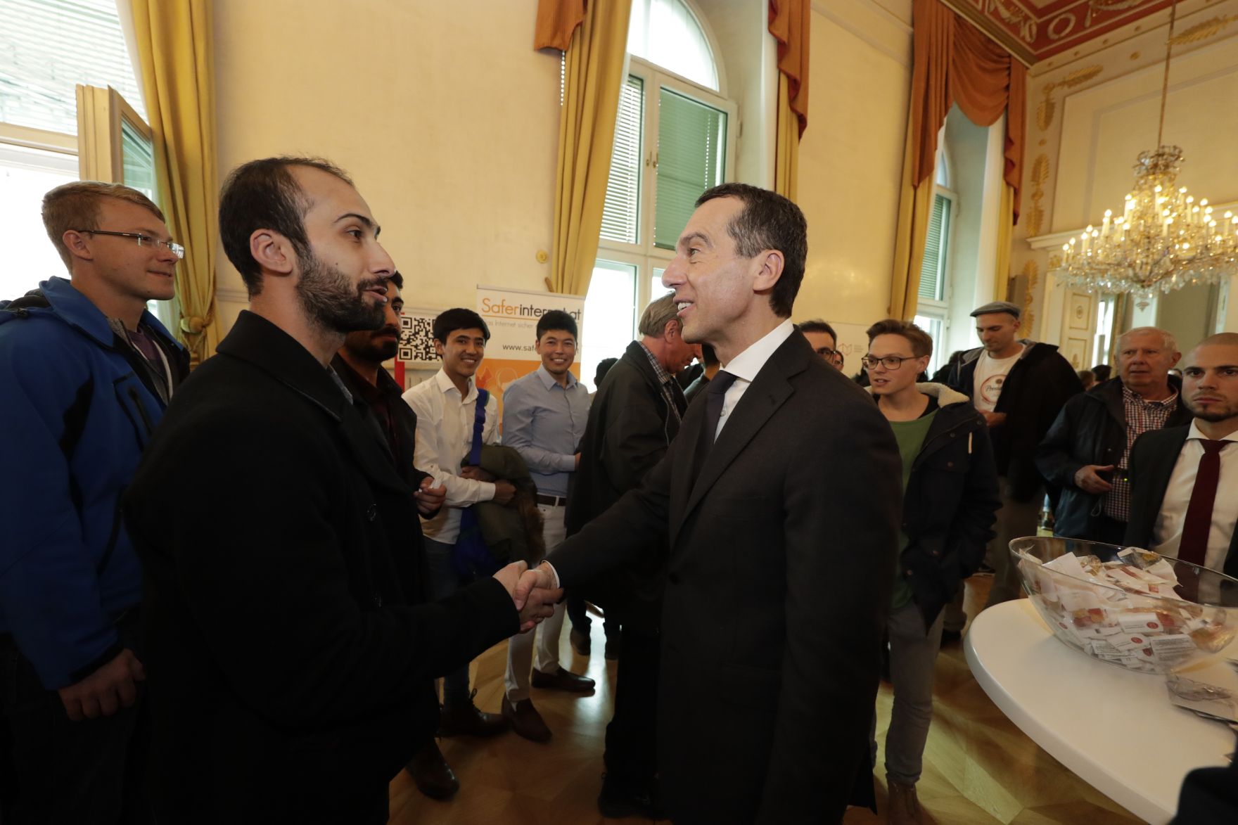 Am 26. Oktober 2016 empfing Bundeskanzler Christian Kern im Rahmen des Nationalfeiertages Besucherinnen und Besucher im Bundeskanzleramt.