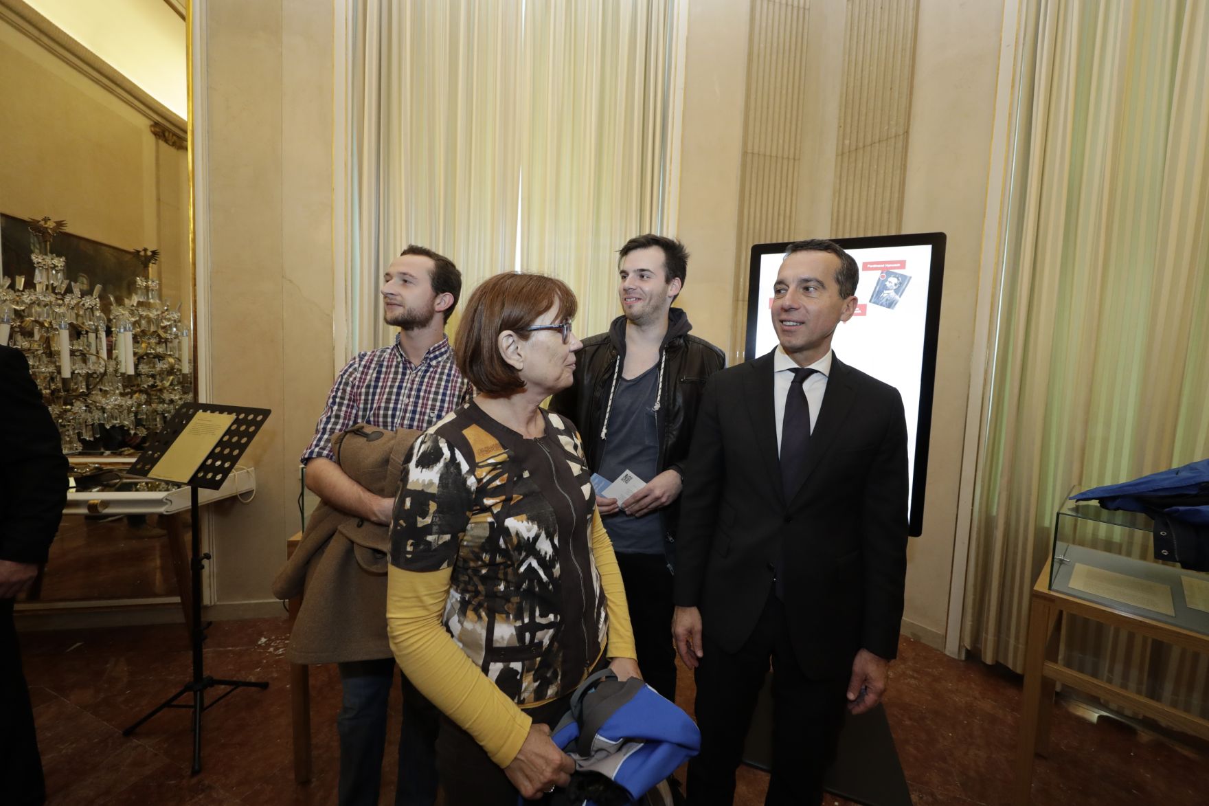Am 26. Oktober 2016 empfing Bundeskanzler Christian Kern im Rahmen des Nationalfeiertages Besucherinnen und Besucher im Bundeskanzleramt.