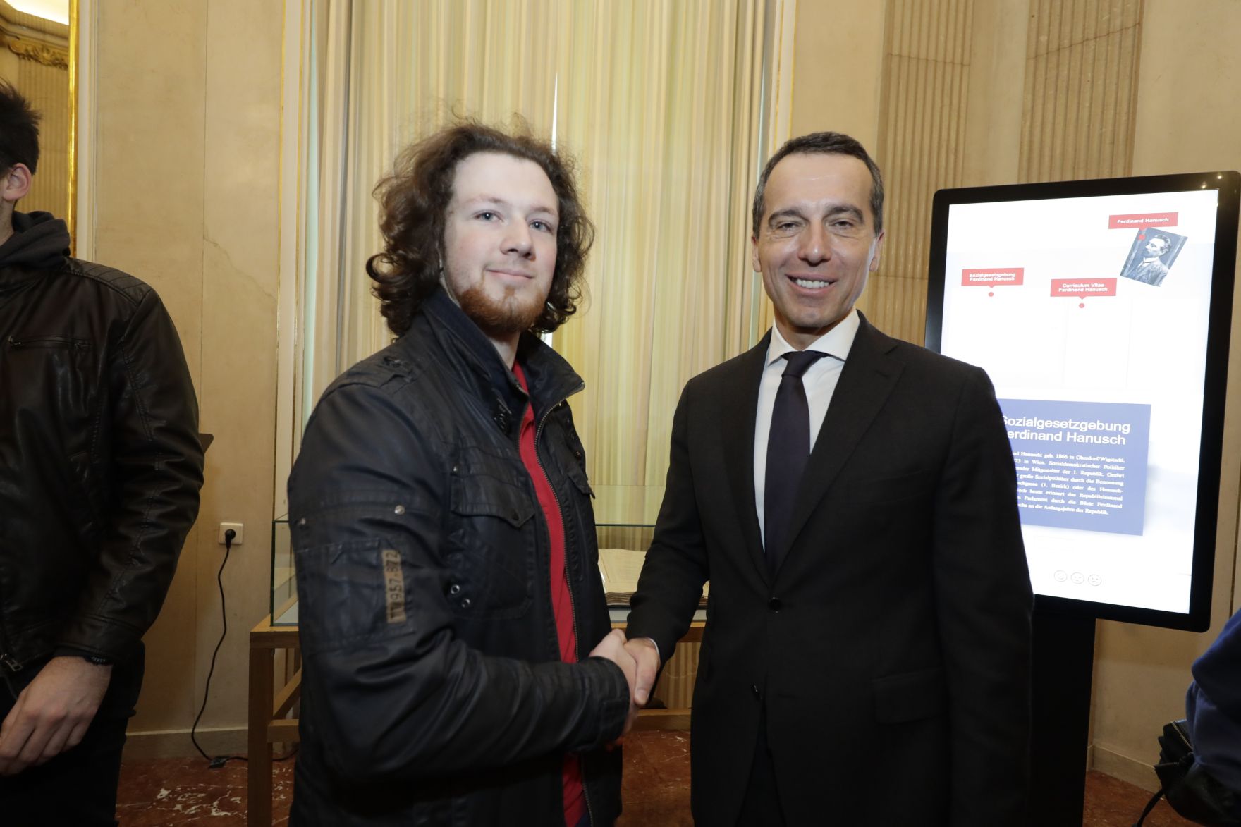 Am 26. Oktober 2016 empfing Bundeskanzler Christian Kern im Rahmen des Nationalfeiertages Besucherinnen und Besucher im Bundeskanzleramt.