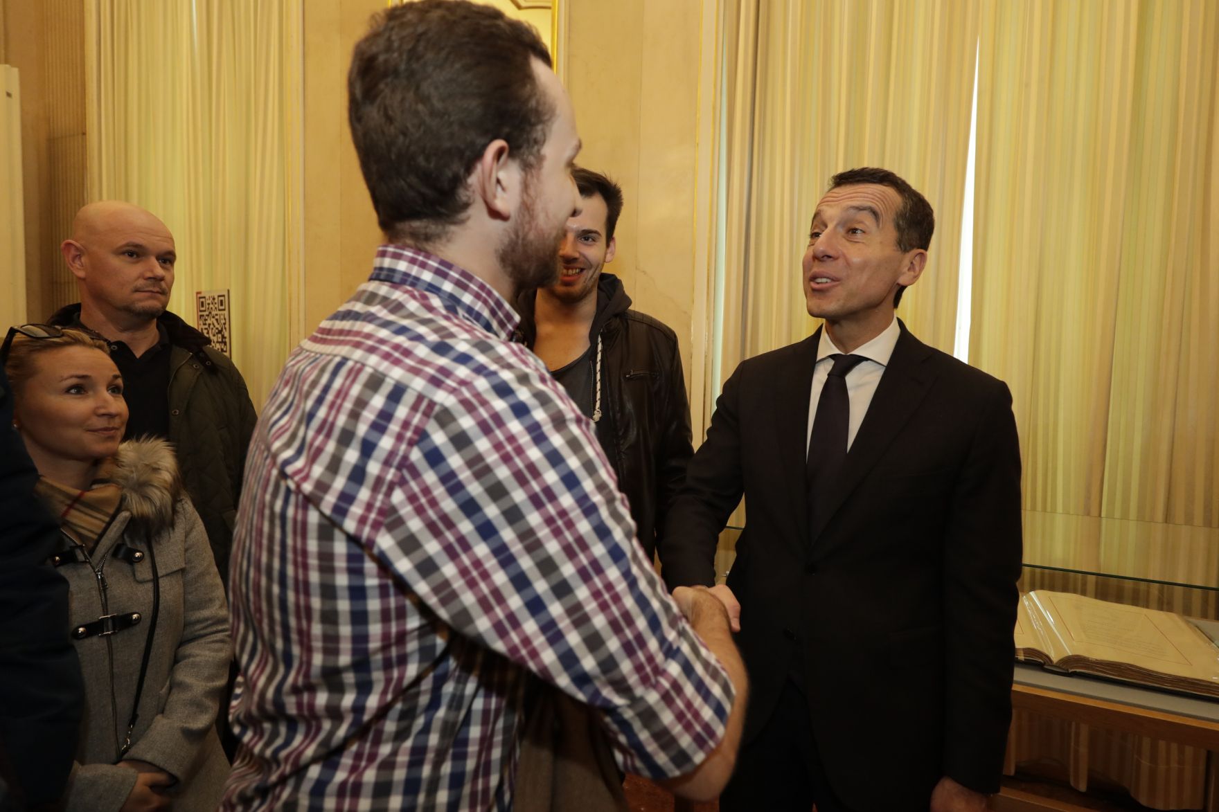 Am 26. Oktober 2016 empfing Bundeskanzler Christian Kern im Rahmen des Nationalfeiertages Besucherinnen und Besucher im Bundeskanzleramt.