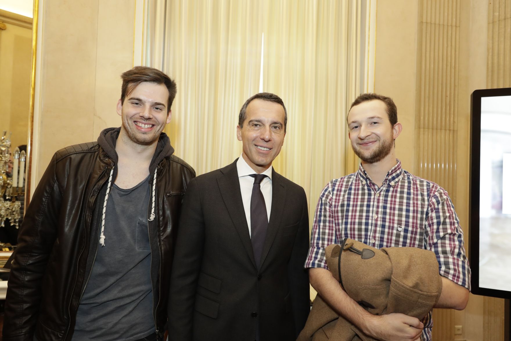 Am 26. Oktober 2016 empfing Bundeskanzler Christian Kern im Rahmen des Nationalfeiertages Besucherinnen und Besucher im Bundeskanzleramt.