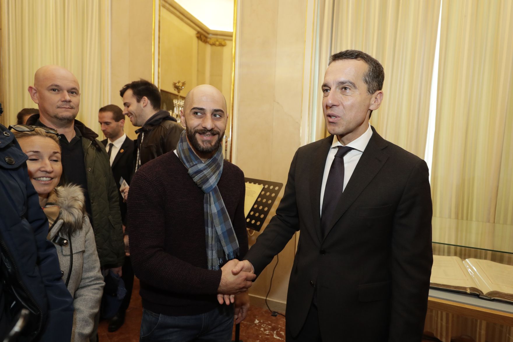Am 26. Oktober 2016 empfing Bundeskanzler Christian Kern im Rahmen des Nationalfeiertages Besucherinnen und Besucher im Bundeskanzleramt.