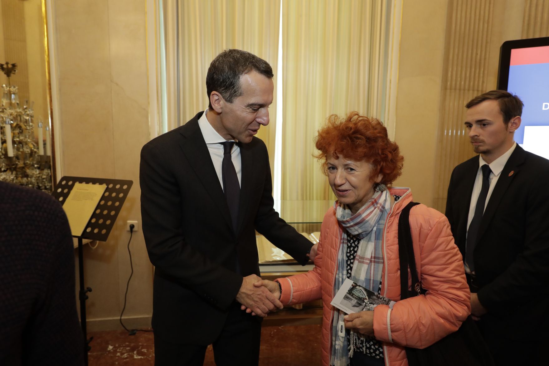 Am 26. Oktober 2016 empfing Bundeskanzler Christian Kern im Rahmen des Nationalfeiertages Besucherinnen und Besucher im Bundeskanzleramt.