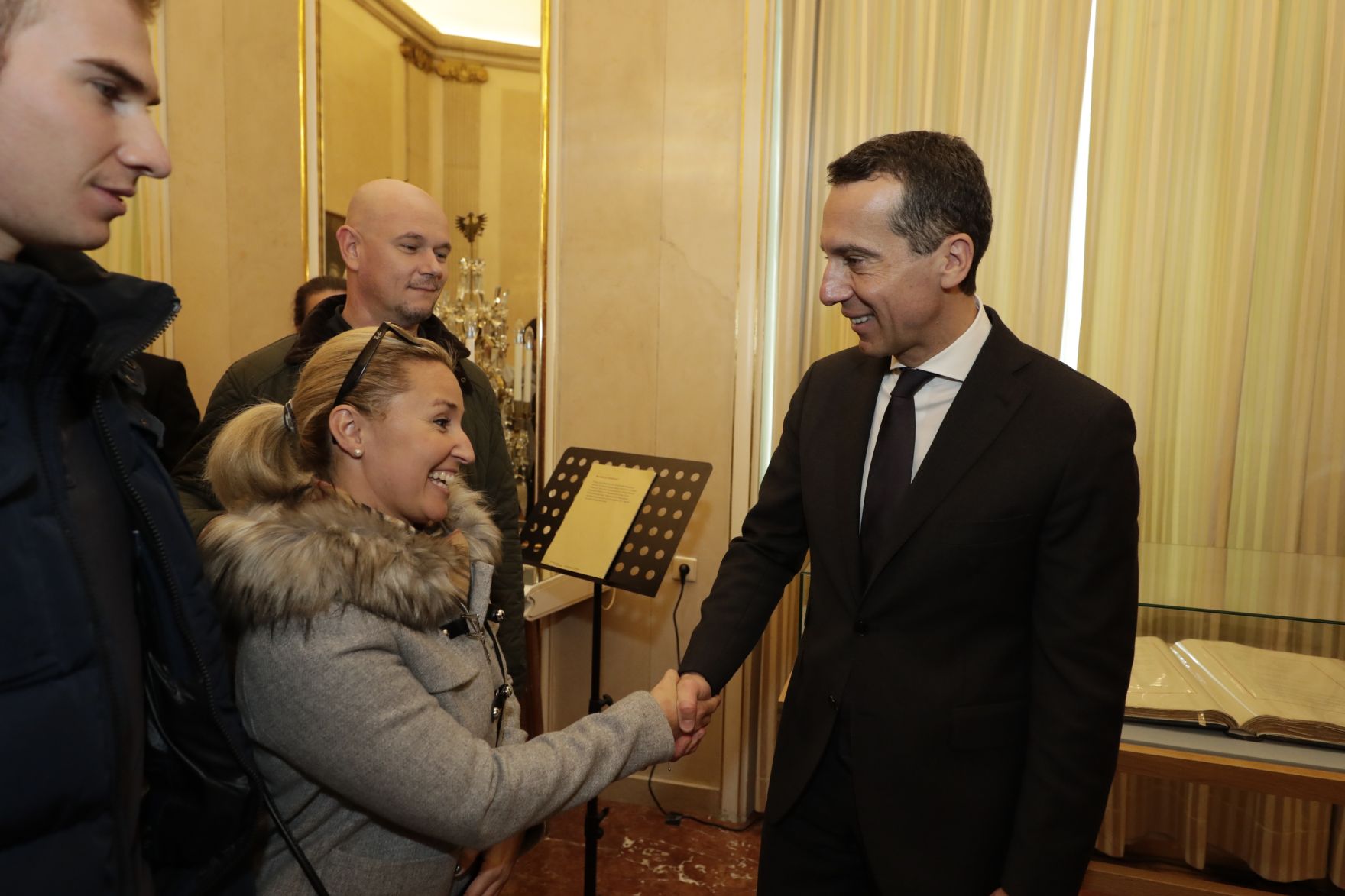 Am 26. Oktober 2016 empfing Bundeskanzler Christian Kern im Rahmen des Nationalfeiertages Besucherinnen und Besucher im Bundeskanzleramt.