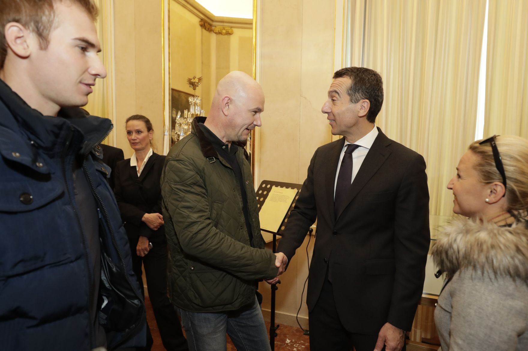 Am 26. Oktober 2016 empfing Bundeskanzler Christian Kern im Rahmen des Nationalfeiertages Besucherinnen und Besucher im Bundeskanzleramt.