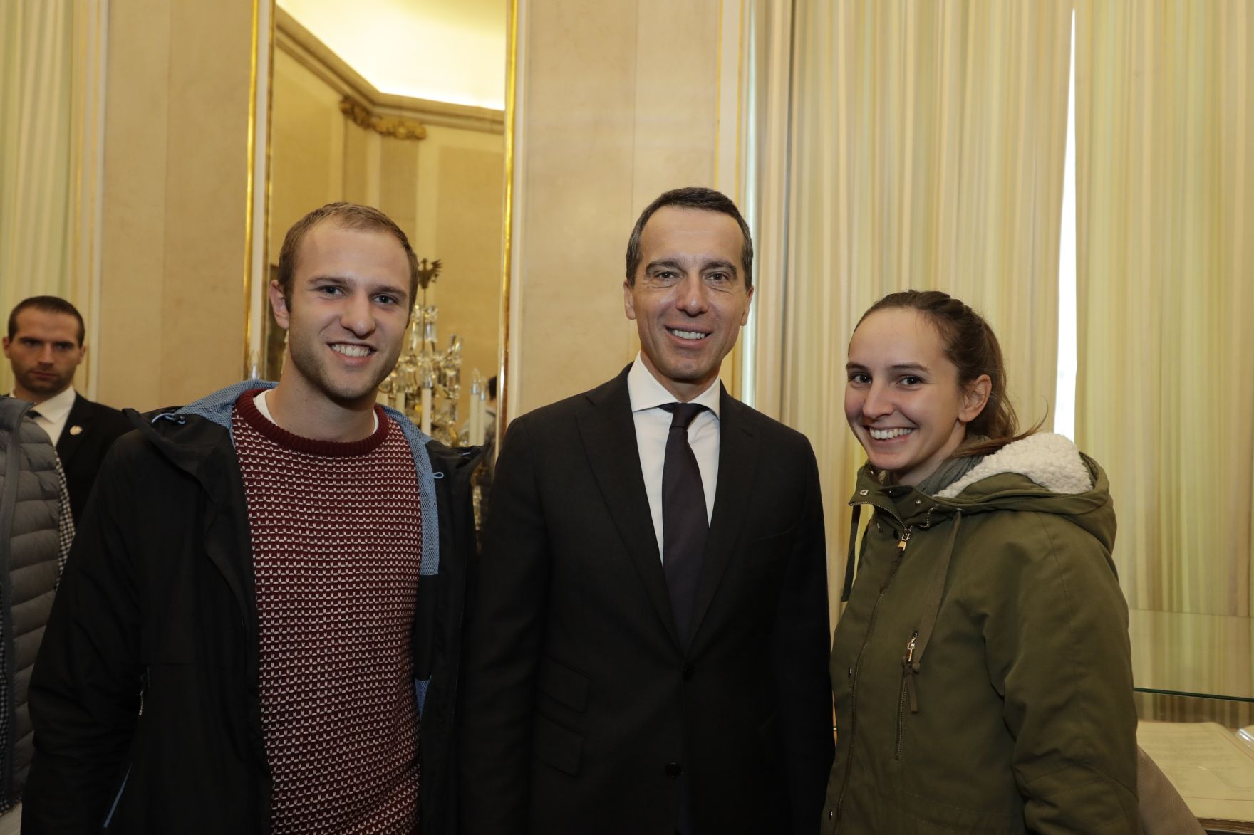 Am 26. Oktober 2016 empfing Bundeskanzler Christian Kern im Rahmen des Nationalfeiertages Besucherinnen und Besucher im Bundeskanzleramt.