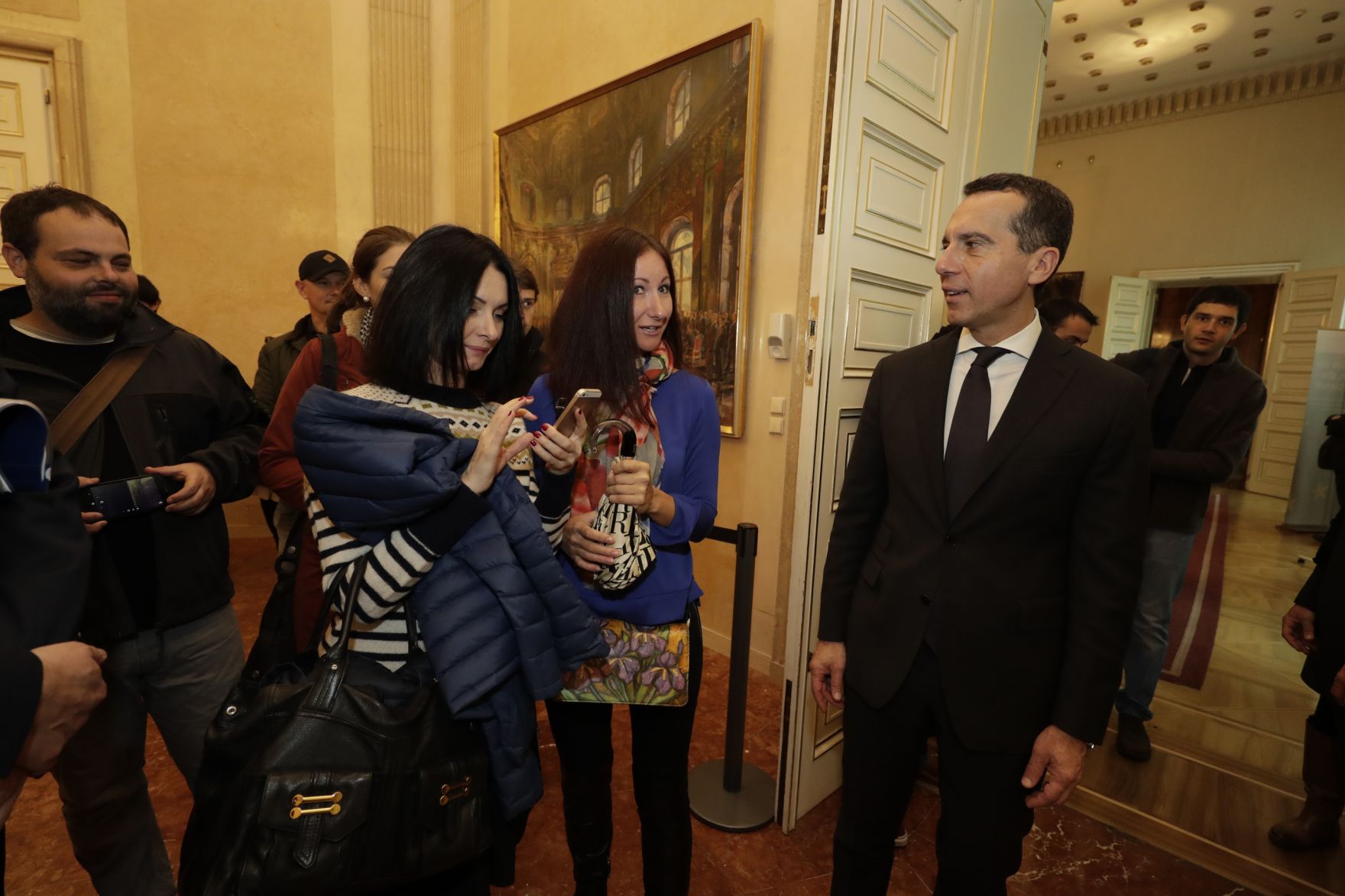 Am 26. Oktober 2016 empfing Bundeskanzler Christian Kern im Rahmen des Nationalfeiertages Besucherinnen und Besucher im Bundeskanzleramt.