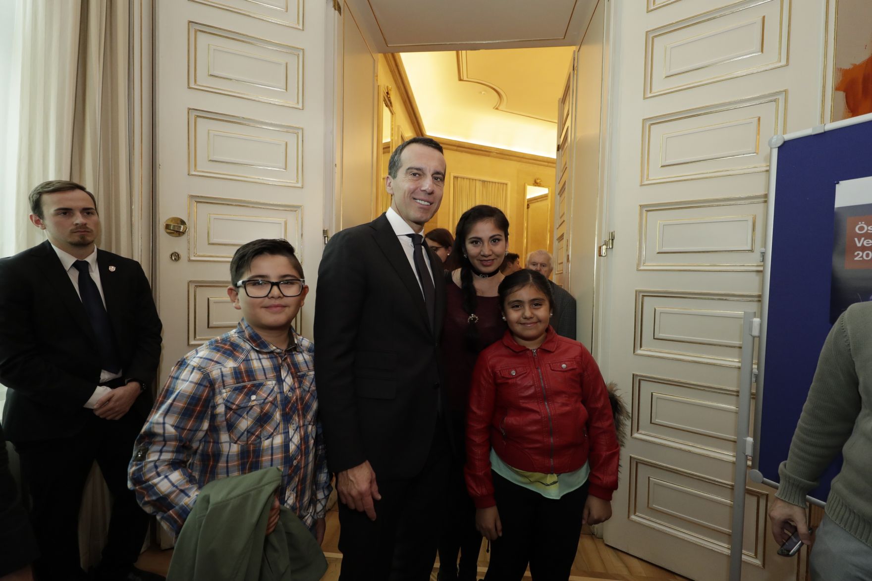 Am 26. Oktober 2016 empfing Bundeskanzler Christian Kern im Rahmen des Nationalfeiertages Besucherinnen und Besucher im Bundeskanzleramt.
