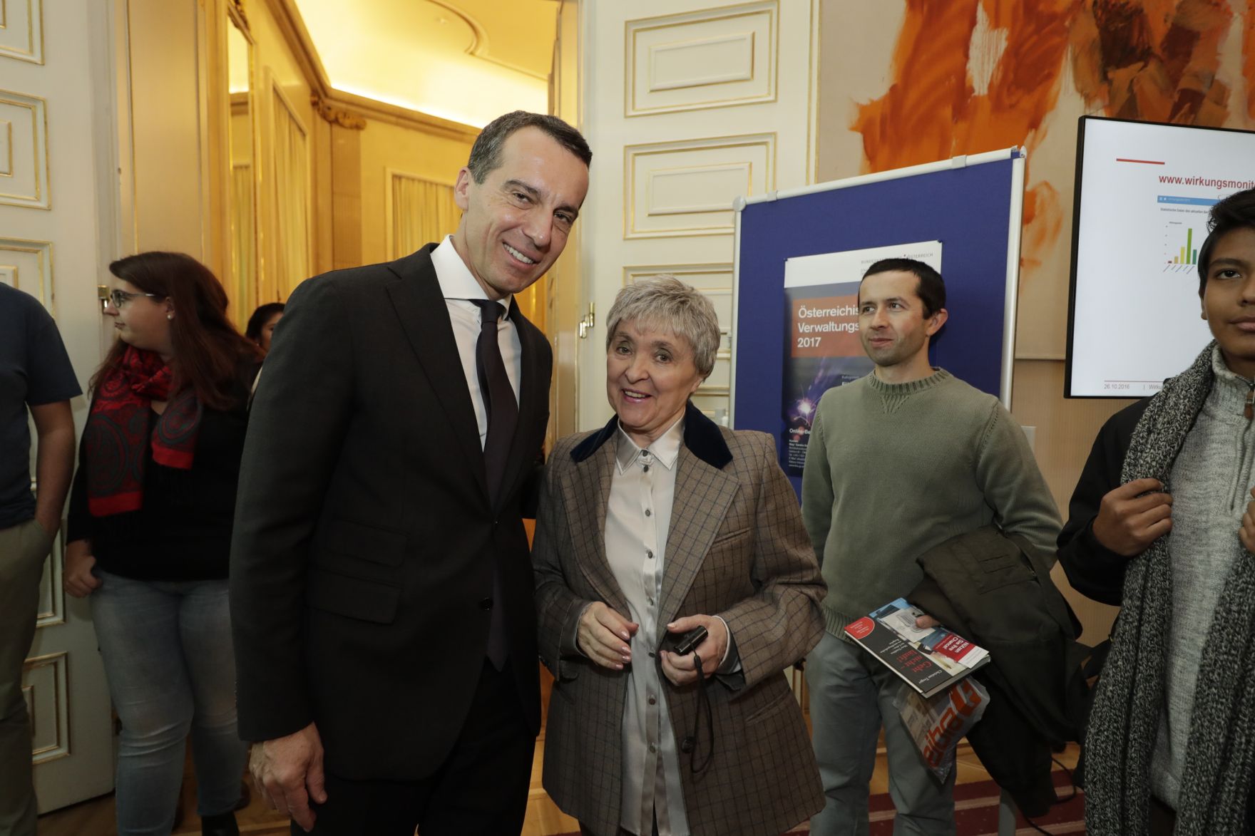 Am 26. Oktober 2016 empfing Bundeskanzler Christian Kern im Rahmen des Nationalfeiertages Besucherinnen und Besucher im Bundeskanzleramt.