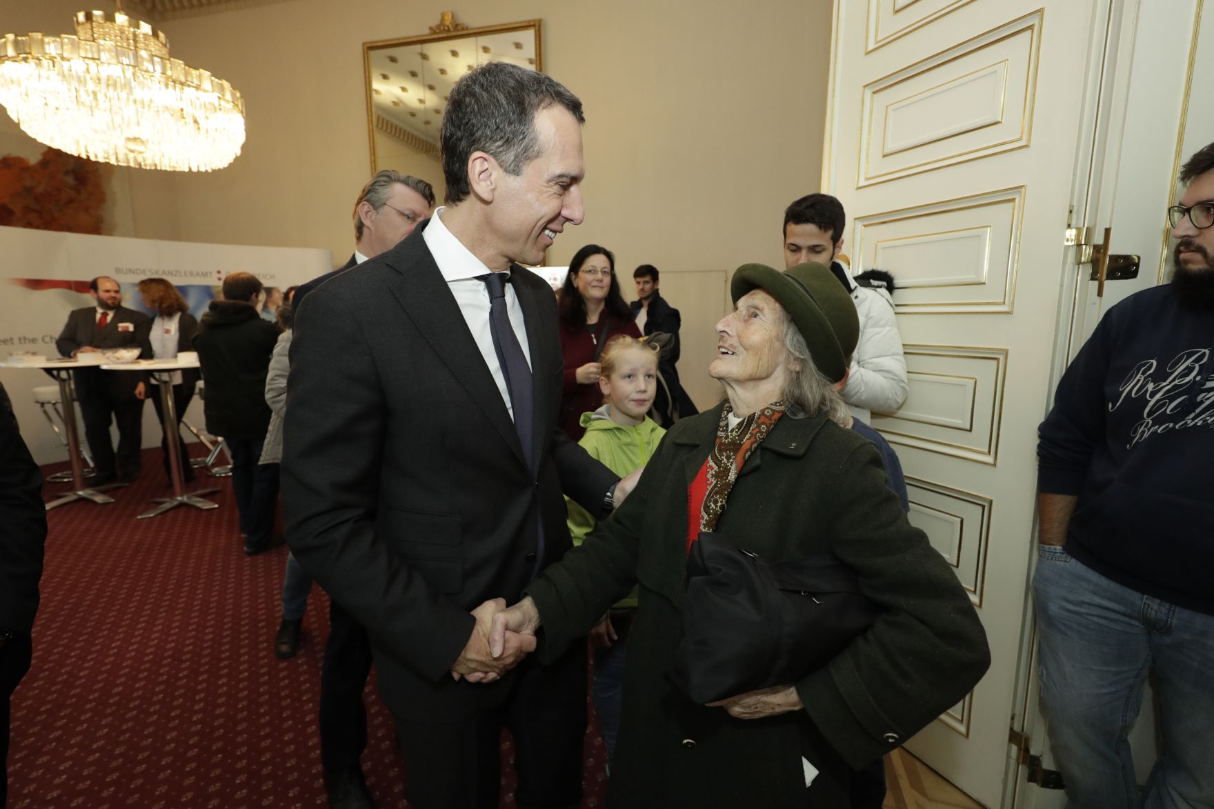 Am 26. Oktober 2016 empfing Bundeskanzler Christian Kern im Rahmen des Nationalfeiertages Besucherinnen und Besucher im Bundeskanzleramt.