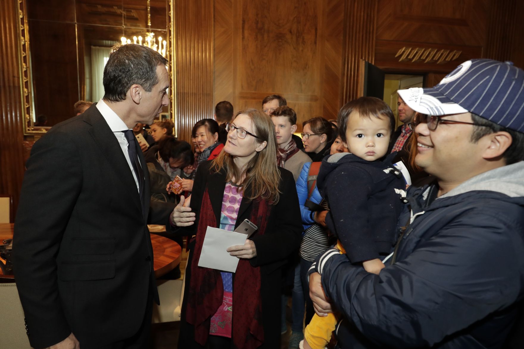Am 26. Oktober 2016 empfing Bundeskanzler Christian Kern im Rahmen des Nationalfeiertages Besucherinnen und Besucher im Bundeskanzleramt.