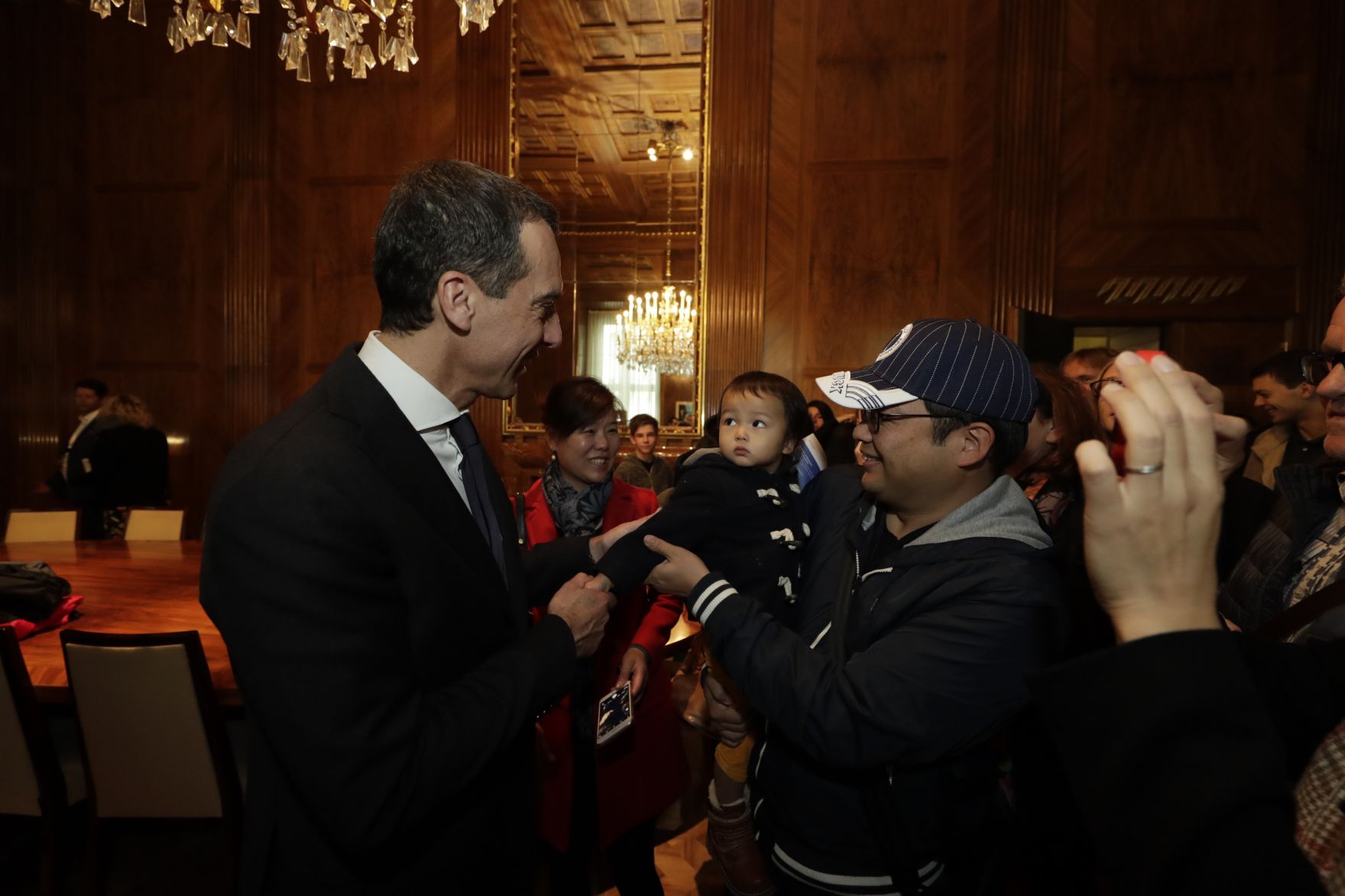 Am 26. Oktober 2016 empfing Bundeskanzler Christian Kern im Rahmen des Nationalfeiertages Besucherinnen und Besucher im Bundeskanzleramt.
