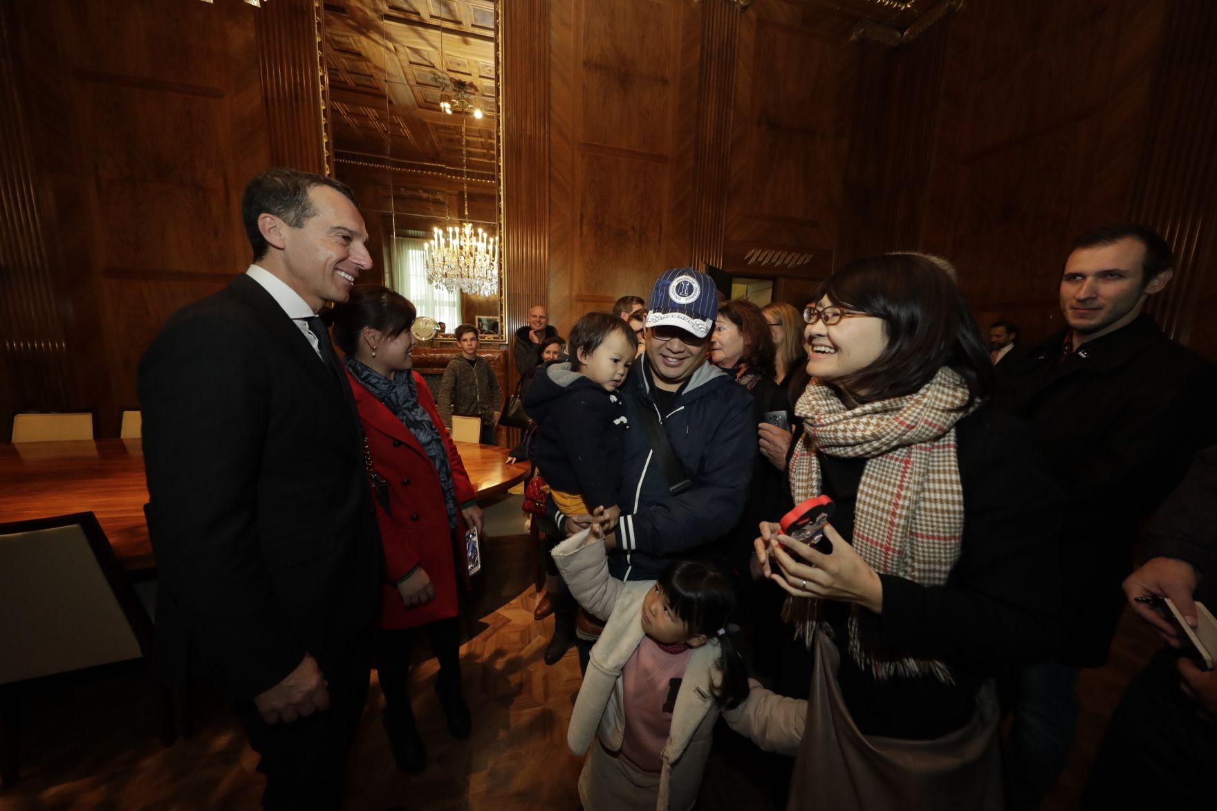 Am 26. Oktober 2016 empfing Bundeskanzler Christian Kern im Rahmen des Nationalfeiertages Besucherinnen und Besucher im Bundeskanzleramt.