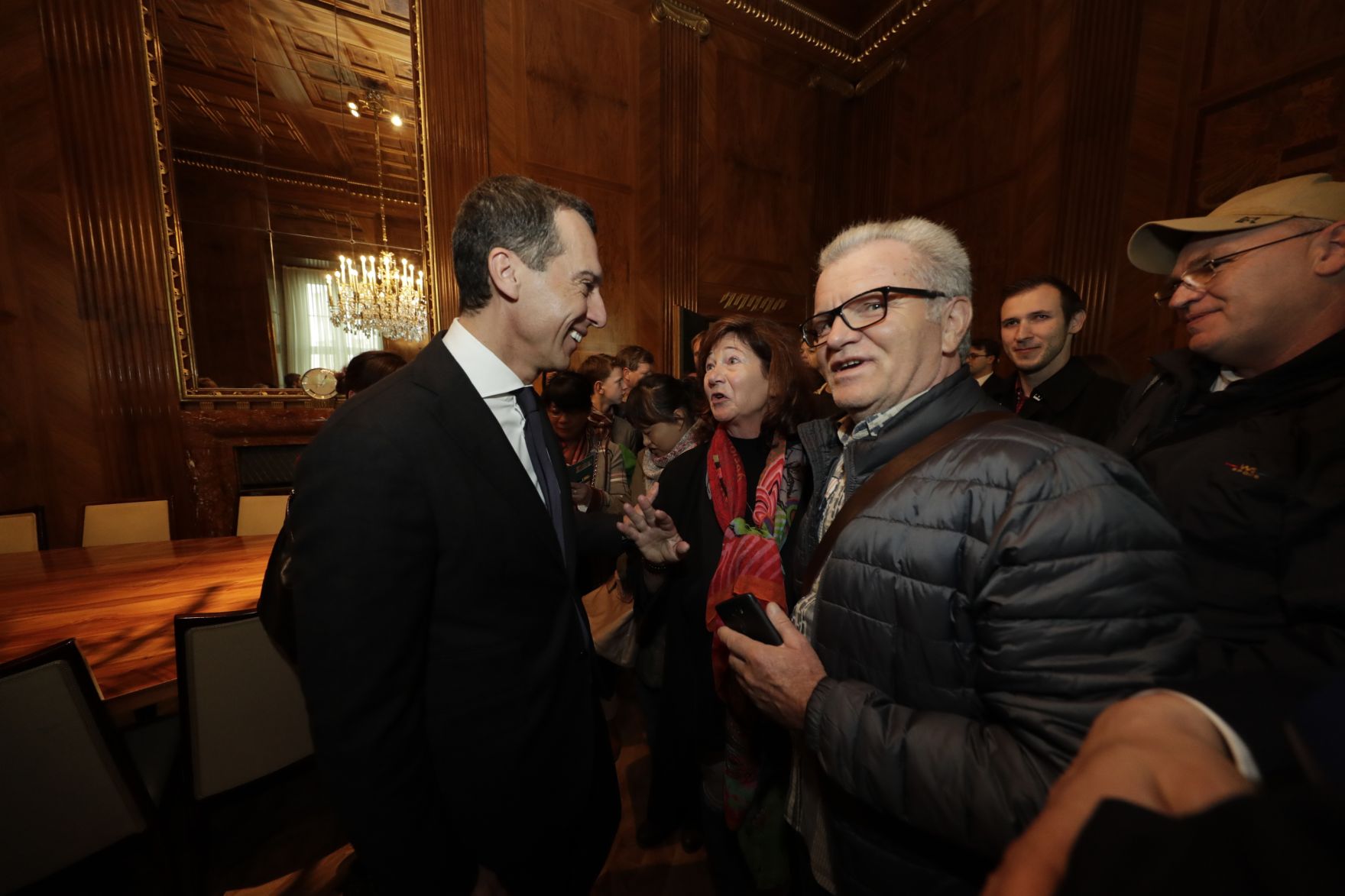 Am 26. Oktober 2016 empfing Bundeskanzler Christian Kern im Rahmen des Nationalfeiertages Besucherinnen und Besucher im Bundeskanzleramt.