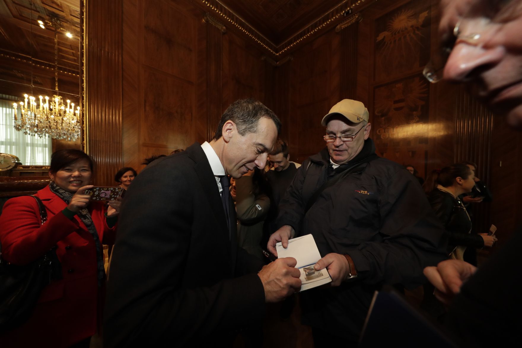 Am 26. Oktober 2016 empfing Bundeskanzler Christian Kern im Rahmen des Nationalfeiertages Besucherinnen und Besucher im Bundeskanzleramt.