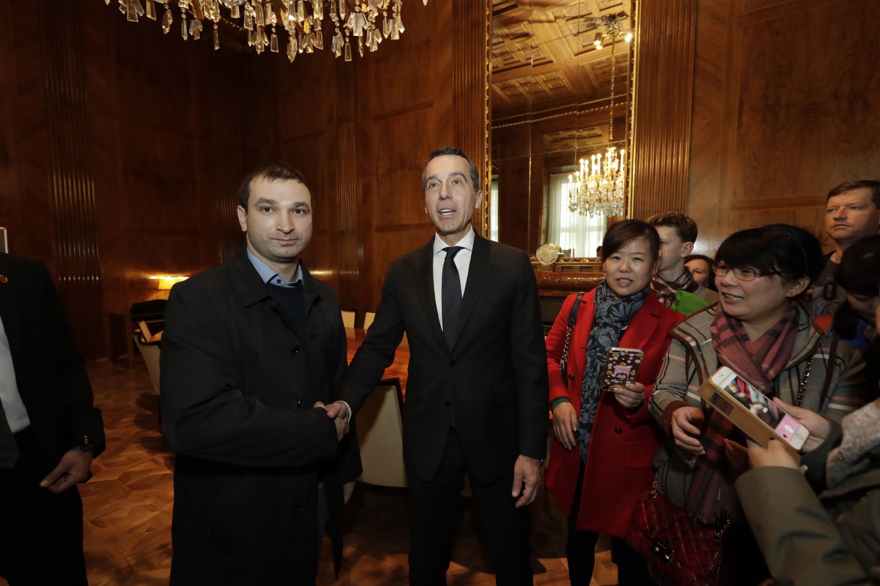 Am 26. Oktober 2016 empfing Bundeskanzler Christian Kern im Rahmen des Nationalfeiertages Besucherinnen und Besucher im Bundeskanzleramt.