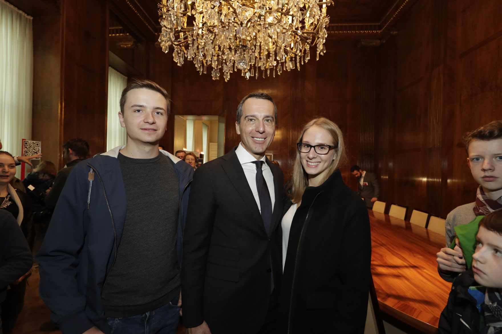 Am 26. Oktober 2016 empfing Bundeskanzler Christian Kern im Rahmen des Nationalfeiertages Besucherinnen und Besucher im Bundeskanzleramt.