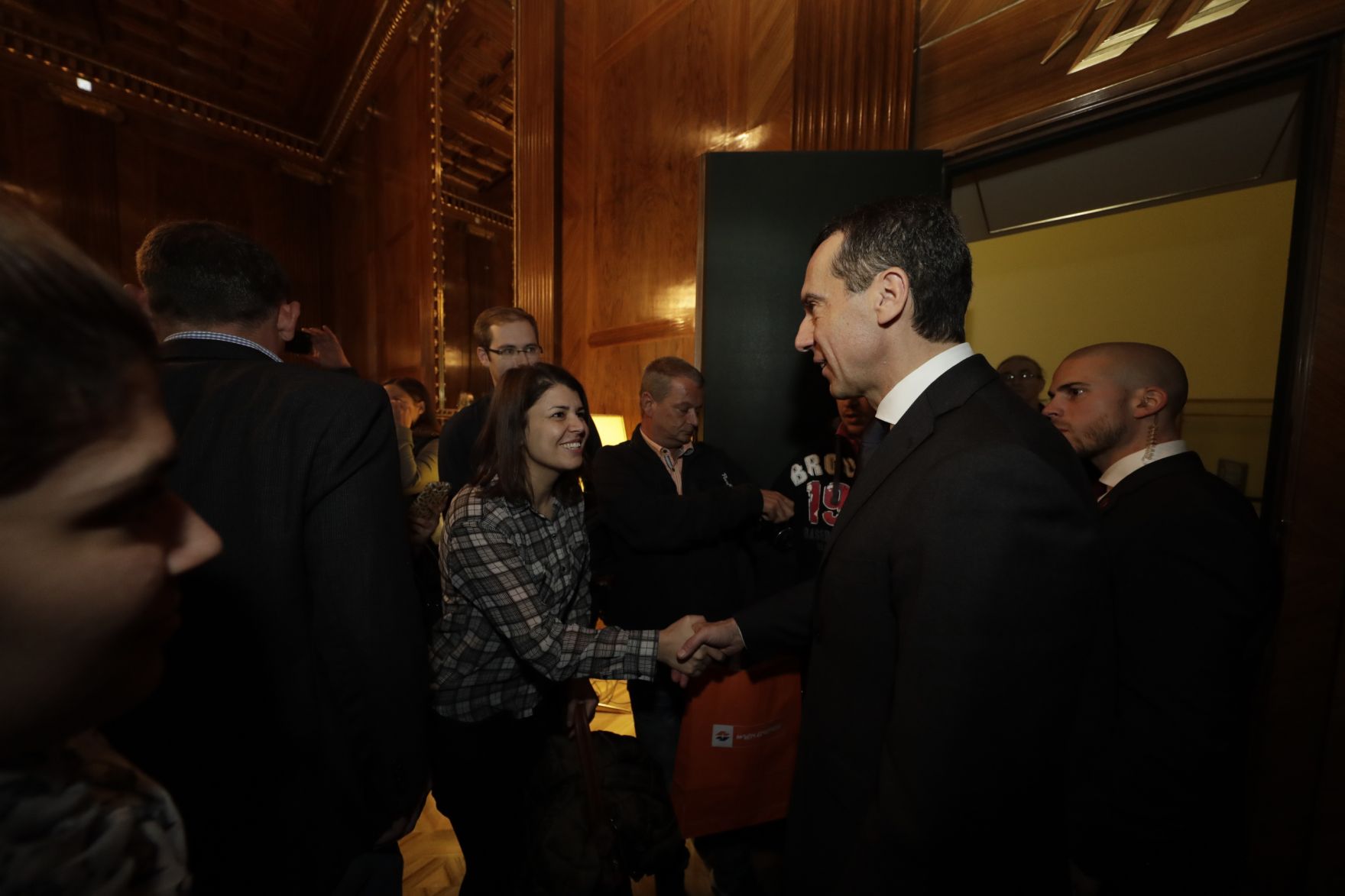 Am 26. Oktober 2016 empfing Bundeskanzler Christian Kern im Rahmen des Nationalfeiertages Besucherinnen und Besucher im Bundeskanzleramt.