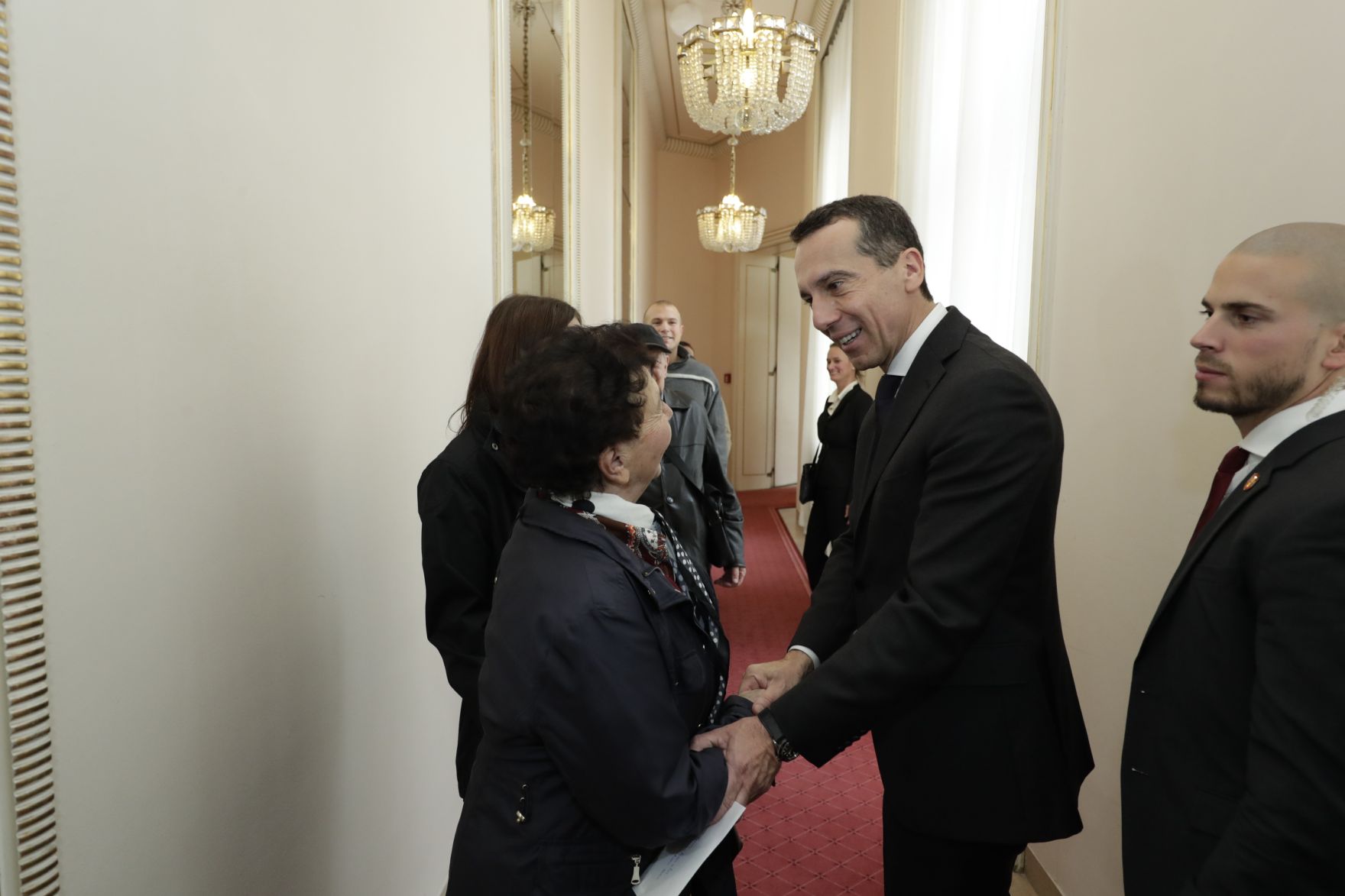 Am 26. Oktober 2016 empfing Bundeskanzler Christian Kern im Rahmen des Nationalfeiertages Besucherinnen und Besucher im Bundeskanzleramt.