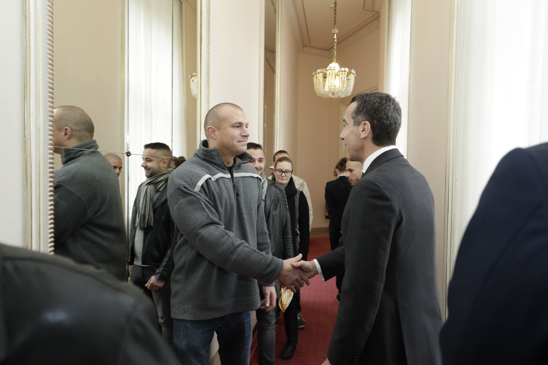 Am 26. Oktober 2016 empfing Bundeskanzler Christian Kern im Rahmen des Nationalfeiertages Besucherinnen und Besucher im Bundeskanzleramt.