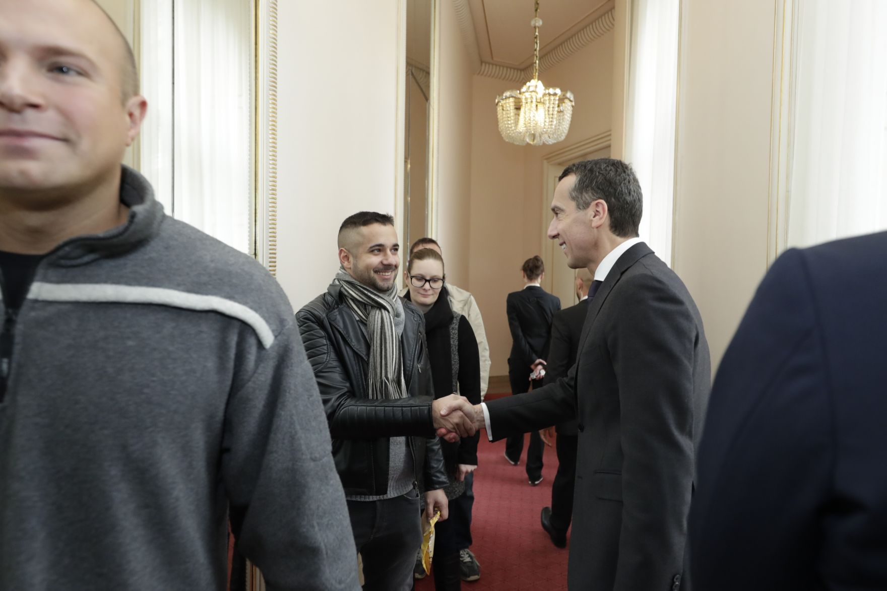 Am 26. Oktober 2016 empfing Bundeskanzler Christian Kern im Rahmen des Nationalfeiertages Besucherinnen und Besucher im Bundeskanzleramt.