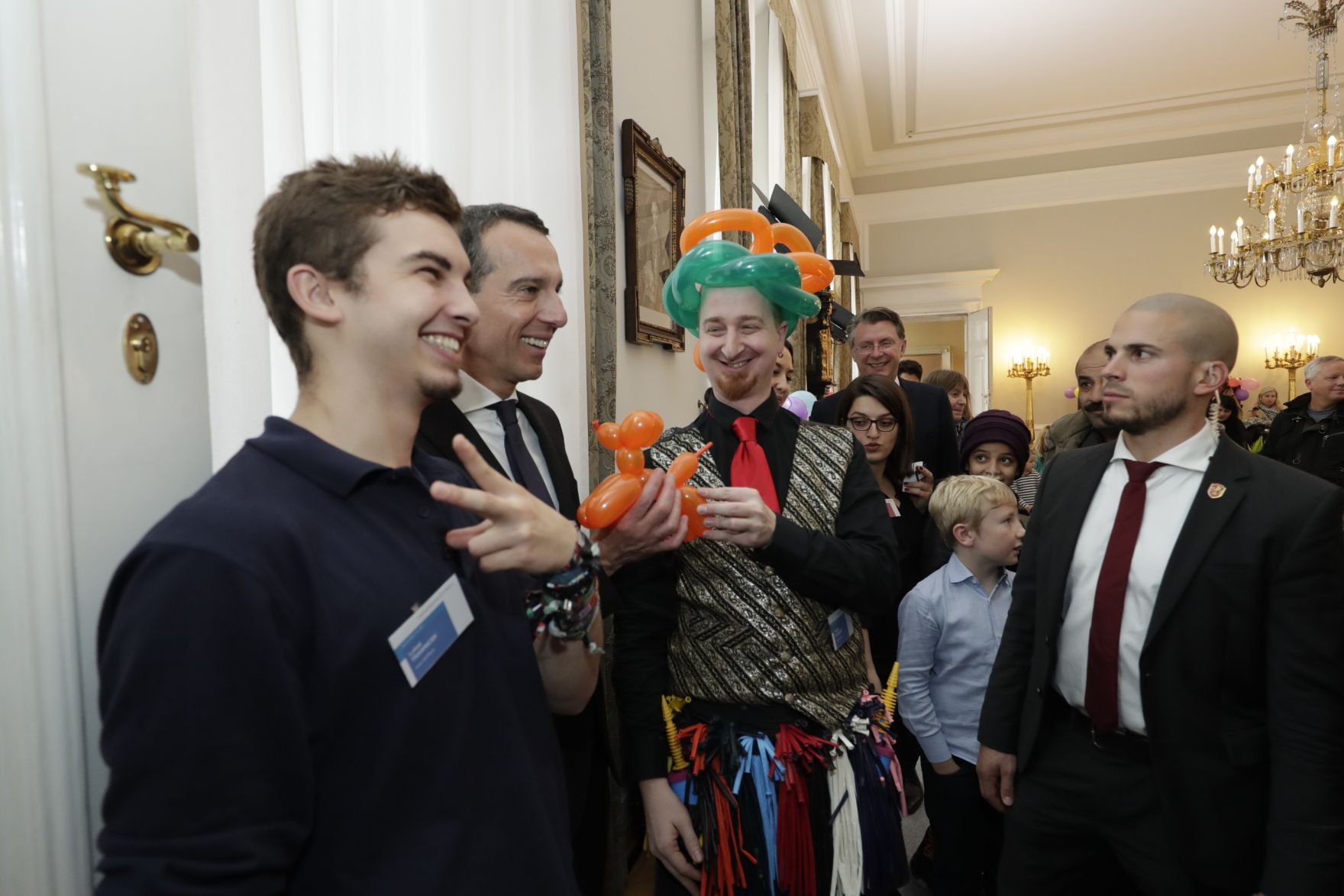 Am 26. Oktober 2016 empfing Bundeskanzler Christian Kern im Rahmen des Nationalfeiertages Besucherinnen und Besucher im Bundeskanzleramt.